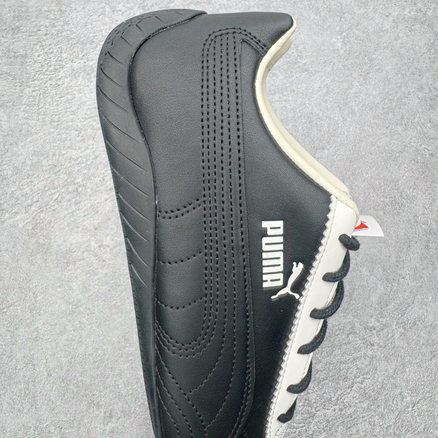 图片[6]-＃KZ纯原 Noafterno x PUMA Speedcat 彪马联名系列情侣薄底赛车德训双鞋带舒适百搭生活休闲鞋 口碑大厂出品 品控大底版型不断改良更新 全套原纸板楦头开发 确保原汁原味 完美呈现版型 一比一鞋头弧度高度鞋身弧度 独家私模原厂航空铝磨具打磨大底 鞋头坡度极致还原 无解鞋型 原盒原配 圈内天花板工艺 原厂玻璃冲刀 超高清洁度 全鞋零毛边皮料切割 原厂中底布 鞋款从80、90年代赛车手所穿的防火赛车鞋为原型，鞋身线条模仿了赛车的流线廓形，体现了空气动力学原理的结构。简约流畅的外观，恰好又和贯穿其中的Formstrip Logo融合恰到好处，视觉上细节丰富且协调。本次Speedcat OG鞋款归来，最大看点自然式保留了窄版鞋型以及薄底构造。这两年各品牌鞋底越做越厚，Speedcat反其道而行之，上脚几乎无鞋底的效果带来耳目一新的视觉体验。鞋面依旧是以质感细腻的麂皮材质打造，并且大面积近乎全包裹的使用，复古味道也愈发浓烈。配色上更是将最原始的黑色和红色带回，向F1赛车队的标志性队服致敬。相信让各位一眼种草的更多是出挑的大红色，上脚即可瞬间点亮整体造型，在以球鞋为核心的OOTD中脱颖而出。而另一款黑色则是低调的万金油，彰显新潮个性的同时又不喧宾夺主，也是热爱简约系穿搭朋友的首选。 尺码：35.5 36 37 37.5 38 38.5 39 40 40.5 41 42 42.5 43 44 44.5 45 46-选品中心