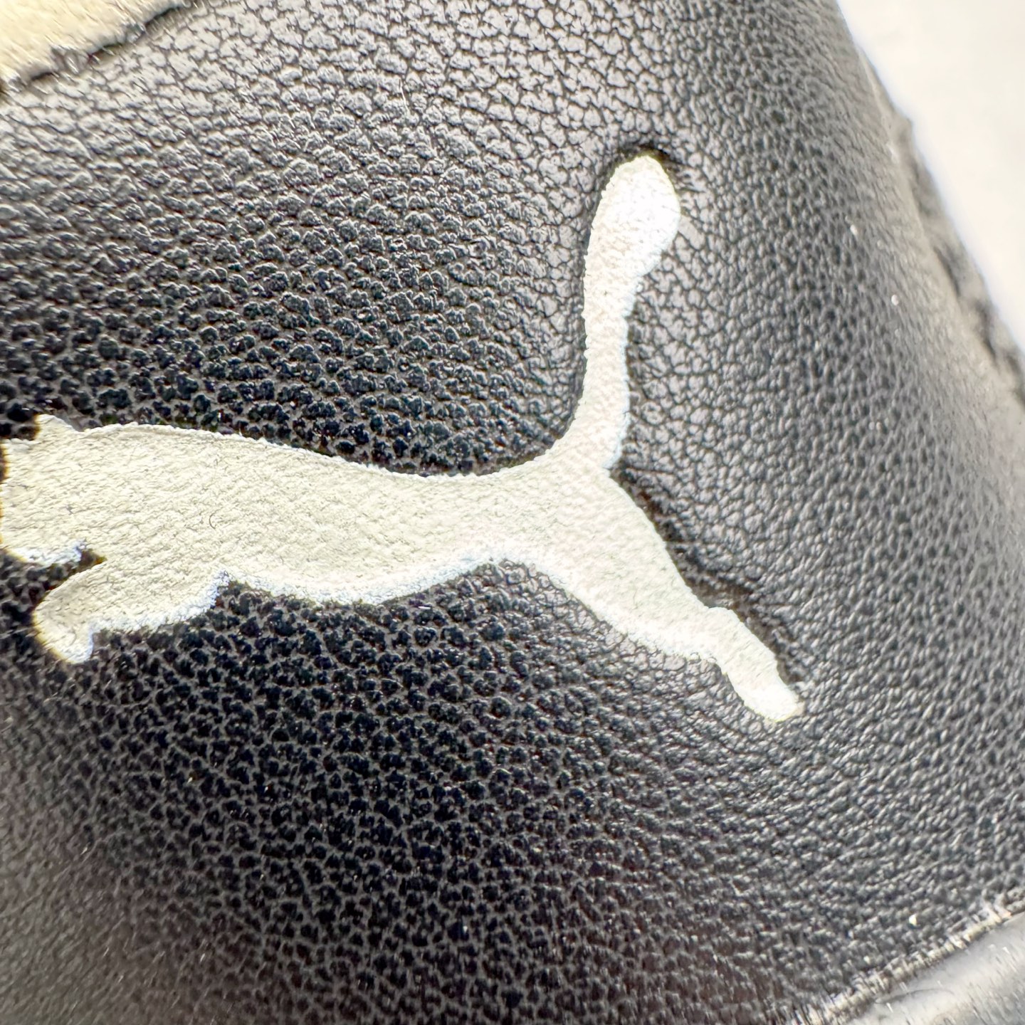 图片[12]-＃KZ纯原 Noafterno x PUMA Speedcat 彪马联名系列情侣薄底赛车德训双鞋带舒适百搭生活休闲鞋 口碑大厂出品 品控大底版型不断改良更新 全套原纸板楦头开发 确保原汁原味 完美呈现版型 一比一鞋头弧度高度鞋身弧度 独家私模原厂航空铝磨具打磨大底 鞋头坡度极致还原 无解鞋型 原盒原配 圈内天花板工艺 原厂玻璃冲刀 超高清洁度 全鞋零毛边皮料切割 原厂中底布 鞋款从80、90年代赛车手所穿的防火赛车鞋为原型，鞋身线条模仿了赛车的流线廓形，体现了空气动力学原理的结构。简约流畅的外观，恰好又和贯穿其中的Formstrip Logo融合恰到好处，视觉上细节丰富且协调。本次Speedcat OG鞋款归来，最大看点自然式保留了窄版鞋型以及薄底构造。这两年各品牌鞋底越做越厚，Speedcat反其道而行之，上脚几乎无鞋底的效果带来耳目一新的视觉体验。鞋面依旧是以质感细腻的麂皮材质打造，并且大面积近乎全包裹的使用，复古味道也愈发浓烈。配色上更是将最原始的黑色和红色带回，向F1赛车队的标志性队服致敬。相信让各位一眼种草的更多是出挑的大红色，上脚即可瞬间点亮整体造型，在以球鞋为核心的OOTD中脱颖而出。而另一款黑色则是低调的万金油，彰显新潮个性的同时又不喧宾夺主，也是热爱简约系穿搭朋友的首选。 尺码：35.5 36 37 37.5 38 38.5 39 40 40.5 41 42 42.5 43 44 44.5 45 46-选品中心