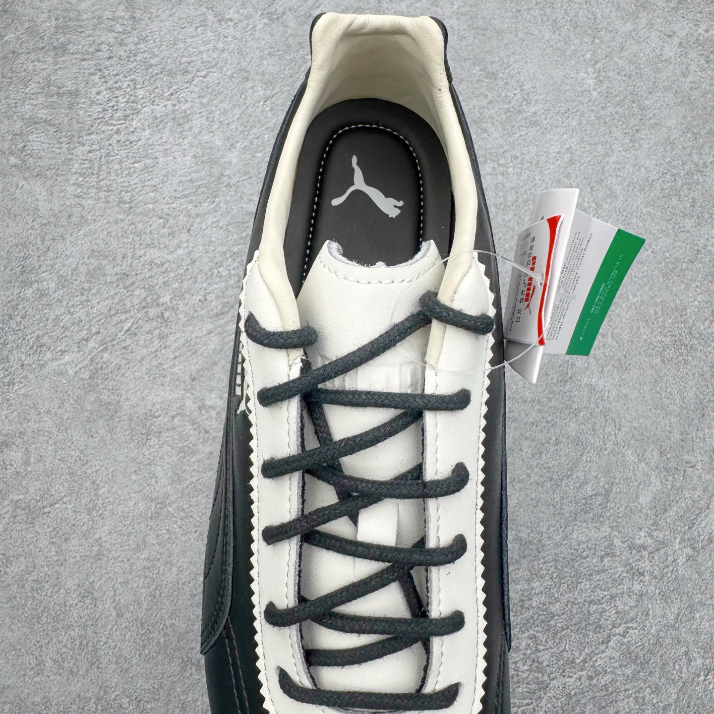 图片[5]-＃KZ纯原 Noafterno x PUMA Speedcat 彪马联名系列情侣薄底赛车德训双鞋带舒适百搭生活休闲鞋 口碑大厂出品 品控大底版型不断改良更新 全套原纸板楦头开发 确保原汁原味 完美呈现版型 一比一鞋头弧度高度鞋身弧度 独家私模原厂航空铝磨具打磨大底 鞋头坡度极致还原 无解鞋型 原盒原配 圈内天花板工艺 原厂玻璃冲刀 超高清洁度 全鞋零毛边皮料切割 原厂中底布 鞋款从80、90年代赛车手所穿的防火赛车鞋为原型，鞋身线条模仿了赛车的流线廓形，体现了空气动力学原理的结构。简约流畅的外观，恰好又和贯穿其中的Formstrip Logo融合恰到好处，视觉上细节丰富且协调。本次Speedcat OG鞋款归来，最大看点自然式保留了窄版鞋型以及薄底构造。这两年各品牌鞋底越做越厚，Speedcat反其道而行之，上脚几乎无鞋底的效果带来耳目一新的视觉体验。鞋面依旧是以质感细腻的麂皮材质打造，并且大面积近乎全包裹的使用，复古味道也愈发浓烈。配色上更是将最原始的黑色和红色带回，向F1赛车队的标志性队服致敬。相信让各位一眼种草的更多是出挑的大红色，上脚即可瞬间点亮整体造型，在以球鞋为核心的OOTD中脱颖而出。而另一款黑色则是低调的万金油，彰显新潮个性的同时又不喧宾夺主，也是热爱简约系穿搭朋友的首选。 尺码：35.5 36 37 37.5 38 38.5 39 40 40.5 41 42 42.5 43 44 44.5 45 46-选品中心