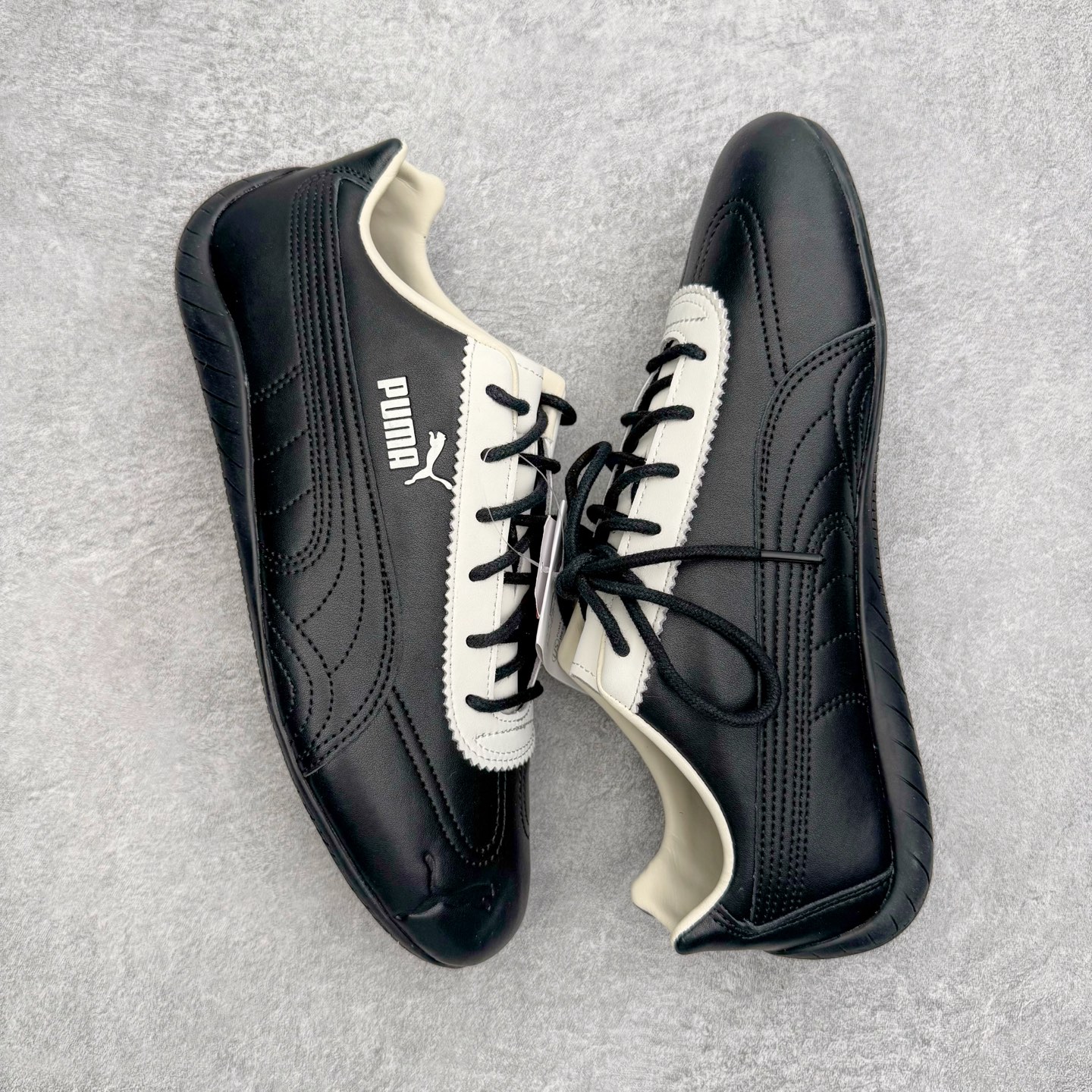 图片[3]-＃KZ纯原 Noafterno x PUMA Speedcat 彪马联名系列情侣薄底赛车德训双鞋带舒适百搭生活休闲鞋 口碑大厂出品 品控大底版型不断改良更新 全套原纸板楦头开发 确保原汁原味 完美呈现版型 一比一鞋头弧度高度鞋身弧度 独家私模原厂航空铝磨具打磨大底 鞋头坡度极致还原 无解鞋型 原盒原配 圈内天花板工艺 原厂玻璃冲刀 超高清洁度 全鞋零毛边皮料切割 原厂中底布 鞋款从80、90年代赛车手所穿的防火赛车鞋为原型，鞋身线条模仿了赛车的流线廓形，体现了空气动力学原理的结构。简约流畅的外观，恰好又和贯穿其中的Formstrip Logo融合恰到好处，视觉上细节丰富且协调。本次Speedcat OG鞋款归来，最大看点自然式保留了窄版鞋型以及薄底构造。这两年各品牌鞋底越做越厚，Speedcat反其道而行之，上脚几乎无鞋底的效果带来耳目一新的视觉体验。鞋面依旧是以质感细腻的麂皮材质打造，并且大面积近乎全包裹的使用，复古味道也愈发浓烈。配色上更是将最原始的黑色和红色带回，向F1赛车队的标志性队服致敬。相信让各位一眼种草的更多是出挑的大红色，上脚即可瞬间点亮整体造型，在以球鞋为核心的OOTD中脱颖而出。而另一款黑色则是低调的万金油，彰显新潮个性的同时又不喧宾夺主，也是热爱简约系穿搭朋友的首选。 尺码：35.5 36 37 37.5 38 38.5 39 40 40.5 41 42 42.5 43 44 44.5 45 46-选品中心