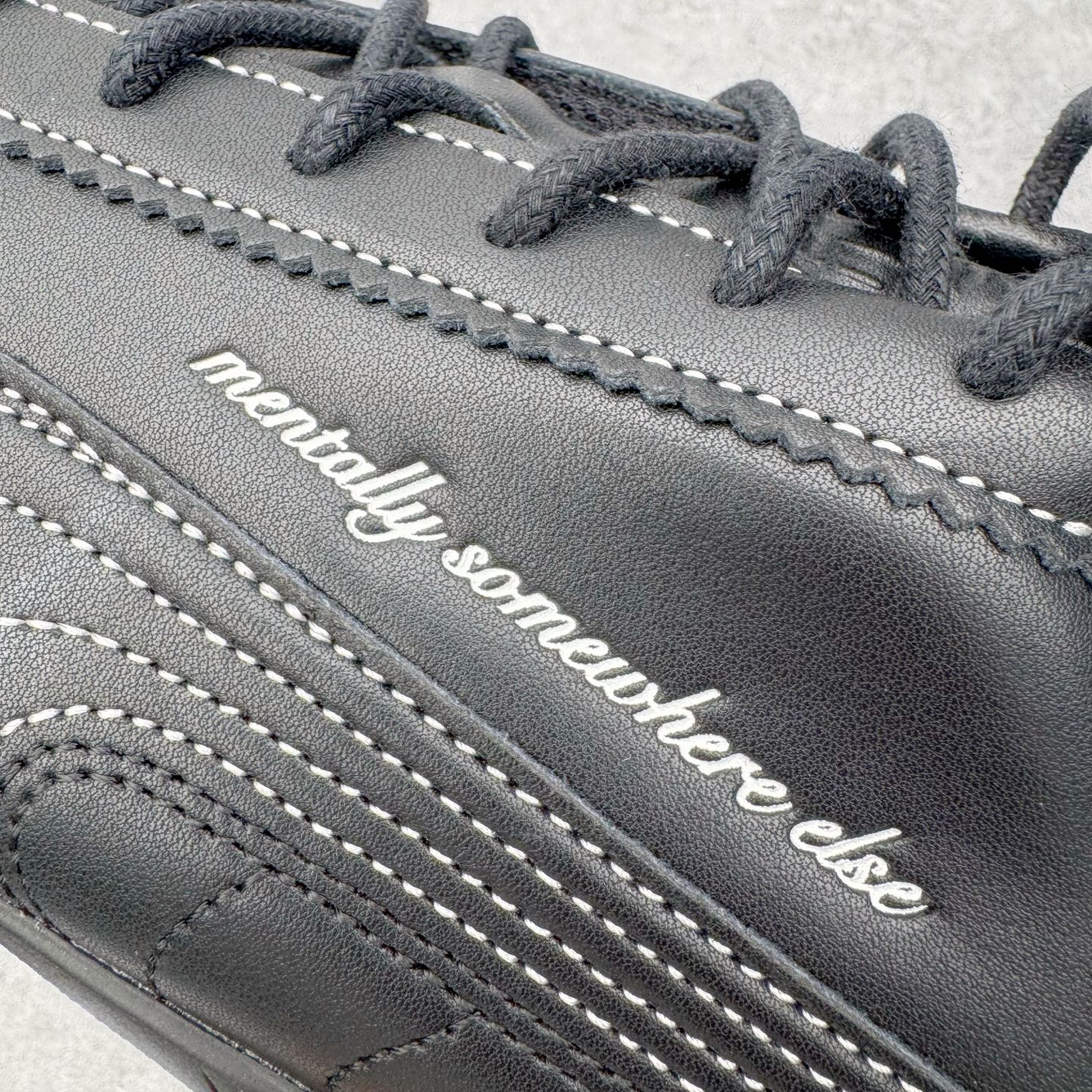 图片[14]-＃KZ纯原 Noafterno x PUMA Speedcat 彪马联名系列情侣薄底赛车德训双鞋带舒适百搭生活休闲鞋 口碑大厂出品 品控大底版型不断改良更新 全套原纸板楦头开发 确保原汁原味 完美呈现版型 一比一鞋头弧度高度鞋身弧度 独家私模原厂航空铝磨具打磨大底 鞋头坡度极致还原 无解鞋型 原盒原配 圈内天花板工艺 原厂玻璃冲刀 超高清洁度 全鞋零毛边皮料切割 原厂中底布 鞋款从80、90年代赛车手所穿的防火赛车鞋为原型，鞋身线条模仿了赛车的流线廓形，体现了空气动力学原理的结构。简约流畅的外观，恰好又和贯穿其中的Formstrip Logo融合恰到好处，视觉上细节丰富且协调。本次Speedcat OG鞋款归来，最大看点自然式保留了窄版鞋型以及薄底构造。这两年各品牌鞋底越做越厚，Speedcat反其道而行之，上脚几乎无鞋底的效果带来耳目一新的视觉体验。鞋面依旧是以质感细腻的麂皮材质打造，并且大面积近乎全包裹的使用，复古味道也愈发浓烈。配色上更是将最原始的黑色和红色带回，向F1赛车队的标志性队服致敬。相信让各位一眼种草的更多是出挑的大红色，上脚即可瞬间点亮整体造型，在以球鞋为核心的OOTD中脱颖而出。而另一款黑色则是低调的万金油，彰显新潮个性的同时又不喧宾夺主，也是热爱简约系穿搭朋友的首选。 尺码：35.5 36 37 37.5 38 38.5 39 40 40.5 41 42 42.5 43 44 44.5 45 46-选品中心