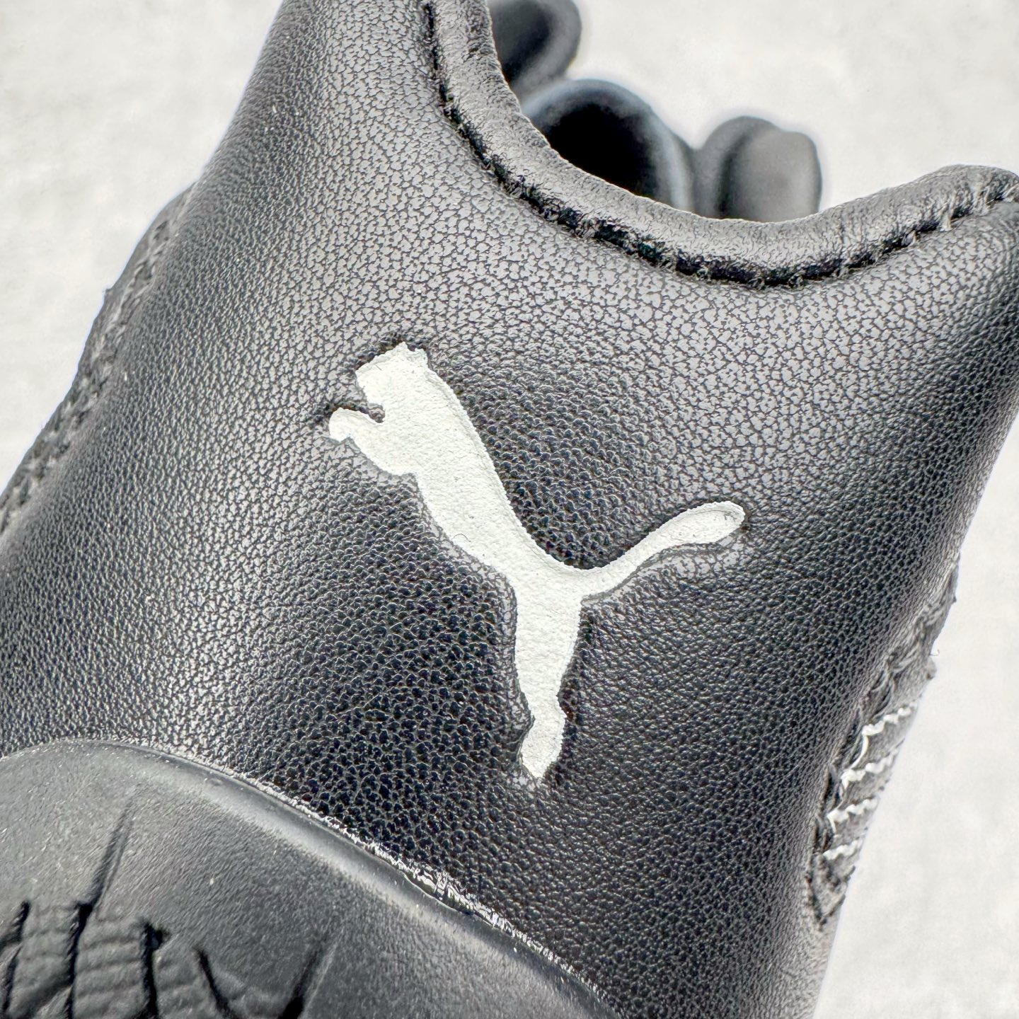 图片[16]-＃KZ纯原 Noafterno x PUMA Speedcat 彪马联名系列情侣薄底赛车德训双鞋带舒适百搭生活休闲鞋 口碑大厂出品 品控大底版型不断改良更新 全套原纸板楦头开发 确保原汁原味 完美呈现版型 一比一鞋头弧度高度鞋身弧度 独家私模原厂航空铝磨具打磨大底 鞋头坡度极致还原 无解鞋型 原盒原配 圈内天花板工艺 原厂玻璃冲刀 超高清洁度 全鞋零毛边皮料切割 原厂中底布 鞋款从80、90年代赛车手所穿的防火赛车鞋为原型，鞋身线条模仿了赛车的流线廓形，体现了空气动力学原理的结构。简约流畅的外观，恰好又和贯穿其中的Formstrip Logo融合恰到好处，视觉上细节丰富且协调。本次Speedcat OG鞋款归来，最大看点自然式保留了窄版鞋型以及薄底构造。这两年各品牌鞋底越做越厚，Speedcat反其道而行之，上脚几乎无鞋底的效果带来耳目一新的视觉体验。鞋面依旧是以质感细腻的麂皮材质打造，并且大面积近乎全包裹的使用，复古味道也愈发浓烈。配色上更是将最原始的黑色和红色带回，向F1赛车队的标志性队服致敬。相信让各位一眼种草的更多是出挑的大红色，上脚即可瞬间点亮整体造型，在以球鞋为核心的OOTD中脱颖而出。而另一款黑色则是低调的万金油，彰显新潮个性的同时又不喧宾夺主，也是热爱简约系穿搭朋友的首选。 尺码：35.5 36 37 37.5 38 38.5 39 40 40.5 41 42 42.5 43 44 44.5 45 46-选品中心