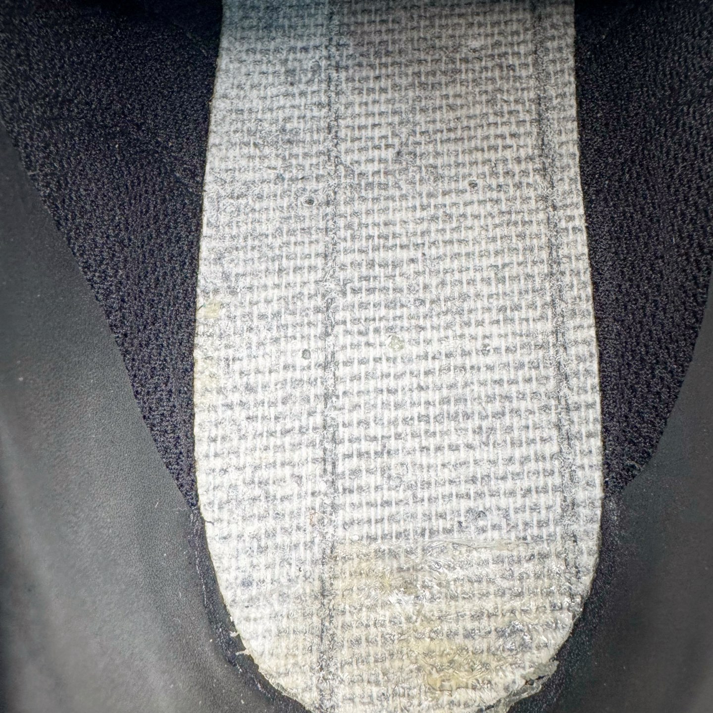 图片[11]-＃KZ纯原 Noafterno x PUMA Speedcat 彪马联名系列情侣薄底赛车德训双鞋带舒适百搭生活休闲鞋 口碑大厂出品 品控大底版型不断改良更新 全套原纸板楦头开发 确保原汁原味 完美呈现版型 一比一鞋头弧度高度鞋身弧度 独家私模原厂航空铝磨具打磨大底 鞋头坡度极致还原 无解鞋型 原盒原配 圈内天花板工艺 原厂玻璃冲刀 超高清洁度 全鞋零毛边皮料切割 原厂中底布 鞋款从80、90年代赛车手所穿的防火赛车鞋为原型，鞋身线条模仿了赛车的流线廓形，体现了空气动力学原理的结构。简约流畅的外观，恰好又和贯穿其中的Formstrip Logo融合恰到好处，视觉上细节丰富且协调。本次Speedcat OG鞋款归来，最大看点自然式保留了窄版鞋型以及薄底构造。这两年各品牌鞋底越做越厚，Speedcat反其道而行之，上脚几乎无鞋底的效果带来耳目一新的视觉体验。鞋面依旧是以质感细腻的麂皮材质打造，并且大面积近乎全包裹的使用，复古味道也愈发浓烈。配色上更是将最原始的黑色和红色带回，向F1赛车队的标志性队服致敬。相信让各位一眼种草的更多是出挑的大红色，上脚即可瞬间点亮整体造型，在以球鞋为核心的OOTD中脱颖而出。而另一款黑色则是低调的万金油，彰显新潮个性的同时又不喧宾夺主，也是热爱简约系穿搭朋友的首选。 尺码：35.5 36 37 37.5 38 38.5 39 40 40.5 41 42 42.5 43 44 44.5 45 46-选品中心