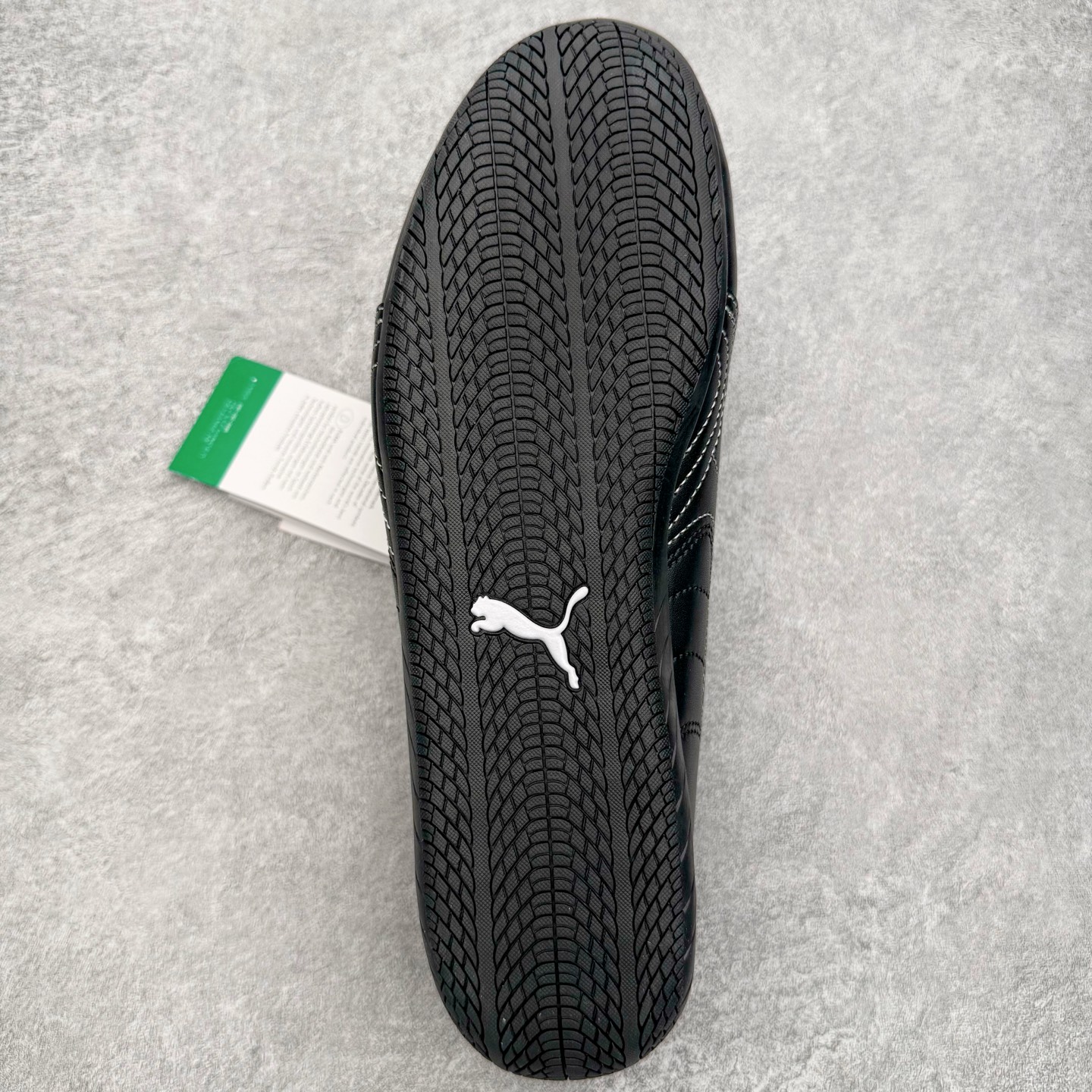 图片[9]-＃KZ纯原 Noafterno x PUMA Speedcat 彪马联名系列情侣薄底赛车德训双鞋带舒适百搭生活休闲鞋 口碑大厂出品 品控大底版型不断改良更新 全套原纸板楦头开发 确保原汁原味 完美呈现版型 一比一鞋头弧度高度鞋身弧度 独家私模原厂航空铝磨具打磨大底 鞋头坡度极致还原 无解鞋型 原盒原配 圈内天花板工艺 原厂玻璃冲刀 超高清洁度 全鞋零毛边皮料切割 原厂中底布 鞋款从80、90年代赛车手所穿的防火赛车鞋为原型，鞋身线条模仿了赛车的流线廓形，体现了空气动力学原理的结构。简约流畅的外观，恰好又和贯穿其中的Formstrip Logo融合恰到好处，视觉上细节丰富且协调。本次Speedcat OG鞋款归来，最大看点自然式保留了窄版鞋型以及薄底构造。这两年各品牌鞋底越做越厚，Speedcat反其道而行之，上脚几乎无鞋底的效果带来耳目一新的视觉体验。鞋面依旧是以质感细腻的麂皮材质打造，并且大面积近乎全包裹的使用，复古味道也愈发浓烈。配色上更是将最原始的黑色和红色带回，向F1赛车队的标志性队服致敬。相信让各位一眼种草的更多是出挑的大红色，上脚即可瞬间点亮整体造型，在以球鞋为核心的OOTD中脱颖而出。而另一款黑色则是低调的万金油，彰显新潮个性的同时又不喧宾夺主，也是热爱简约系穿搭朋友的首选。 尺码：35.5 36 37 37.5 38 38.5 39 40 40.5 41 42 42.5 43 44 44.5 45 46-选品中心