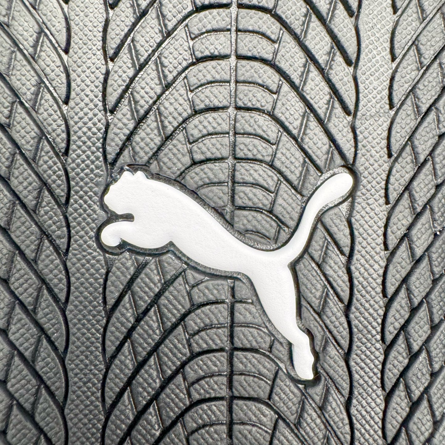 图片[21]-＃KZ纯原 Noafterno x PUMA Speedcat 彪马联名系列情侣薄底赛车德训双鞋带舒适百搭生活休闲鞋 口碑大厂出品 品控大底版型不断改良更新 全套原纸板楦头开发 确保原汁原味 完美呈现版型 一比一鞋头弧度高度鞋身弧度 独家私模原厂航空铝磨具打磨大底 鞋头坡度极致还原 无解鞋型 原盒原配 圈内天花板工艺 原厂玻璃冲刀 超高清洁度 全鞋零毛边皮料切割 原厂中底布 鞋款从80、90年代赛车手所穿的防火赛车鞋为原型，鞋身线条模仿了赛车的流线廓形，体现了空气动力学原理的结构。简约流畅的外观，恰好又和贯穿其中的Formstrip Logo融合恰到好处，视觉上细节丰富且协调。本次Speedcat OG鞋款归来，最大看点自然式保留了窄版鞋型以及薄底构造。这两年各品牌鞋底越做越厚，Speedcat反其道而行之，上脚几乎无鞋底的效果带来耳目一新的视觉体验。鞋面依旧是以质感细腻的麂皮材质打造，并且大面积近乎全包裹的使用，复古味道也愈发浓烈。配色上更是将最原始的黑色和红色带回，向F1赛车队的标志性队服致敬。相信让各位一眼种草的更多是出挑的大红色，上脚即可瞬间点亮整体造型，在以球鞋为核心的OOTD中脱颖而出。而另一款黑色则是低调的万金油，彰显新潮个性的同时又不喧宾夺主，也是热爱简约系穿搭朋友的首选。 尺码：35.5 36 37 37.5 38 38.5 39 40 40.5 41 42 42.5 43 44 44.5 45 46-选品中心