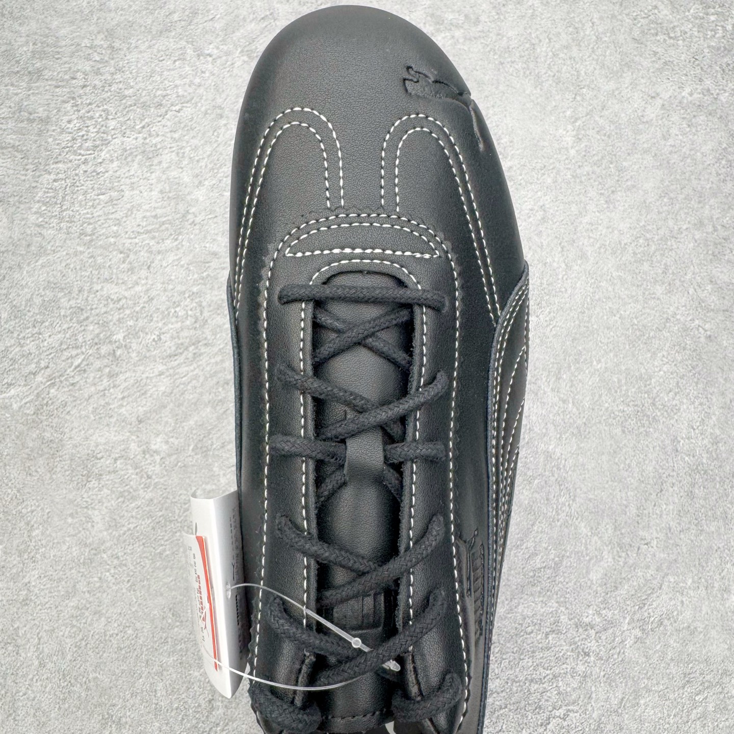 图片[4]-＃KZ纯原 Noafterno x PUMA Speedcat 彪马联名系列情侣薄底赛车德训双鞋带舒适百搭生活休闲鞋 口碑大厂出品 品控大底版型不断改良更新 全套原纸板楦头开发 确保原汁原味 完美呈现版型 一比一鞋头弧度高度鞋身弧度 独家私模原厂航空铝磨具打磨大底 鞋头坡度极致还原 无解鞋型 原盒原配 圈内天花板工艺 原厂玻璃冲刀 超高清洁度 全鞋零毛边皮料切割 原厂中底布 鞋款从80、90年代赛车手所穿的防火赛车鞋为原型，鞋身线条模仿了赛车的流线廓形，体现了空气动力学原理的结构。简约流畅的外观，恰好又和贯穿其中的Formstrip Logo融合恰到好处，视觉上细节丰富且协调。本次Speedcat OG鞋款归来，最大看点自然式保留了窄版鞋型以及薄底构造。这两年各品牌鞋底越做越厚，Speedcat反其道而行之，上脚几乎无鞋底的效果带来耳目一新的视觉体验。鞋面依旧是以质感细腻的麂皮材质打造，并且大面积近乎全包裹的使用，复古味道也愈发浓烈。配色上更是将最原始的黑色和红色带回，向F1赛车队的标志性队服致敬。相信让各位一眼种草的更多是出挑的大红色，上脚即可瞬间点亮整体造型，在以球鞋为核心的OOTD中脱颖而出。而另一款黑色则是低调的万金油，彰显新潮个性的同时又不喧宾夺主，也是热爱简约系穿搭朋友的首选。 尺码：35.5 36 37 37.5 38 38.5 39 40 40.5 41 42 42.5 43 44 44.5 45 46-选品中心