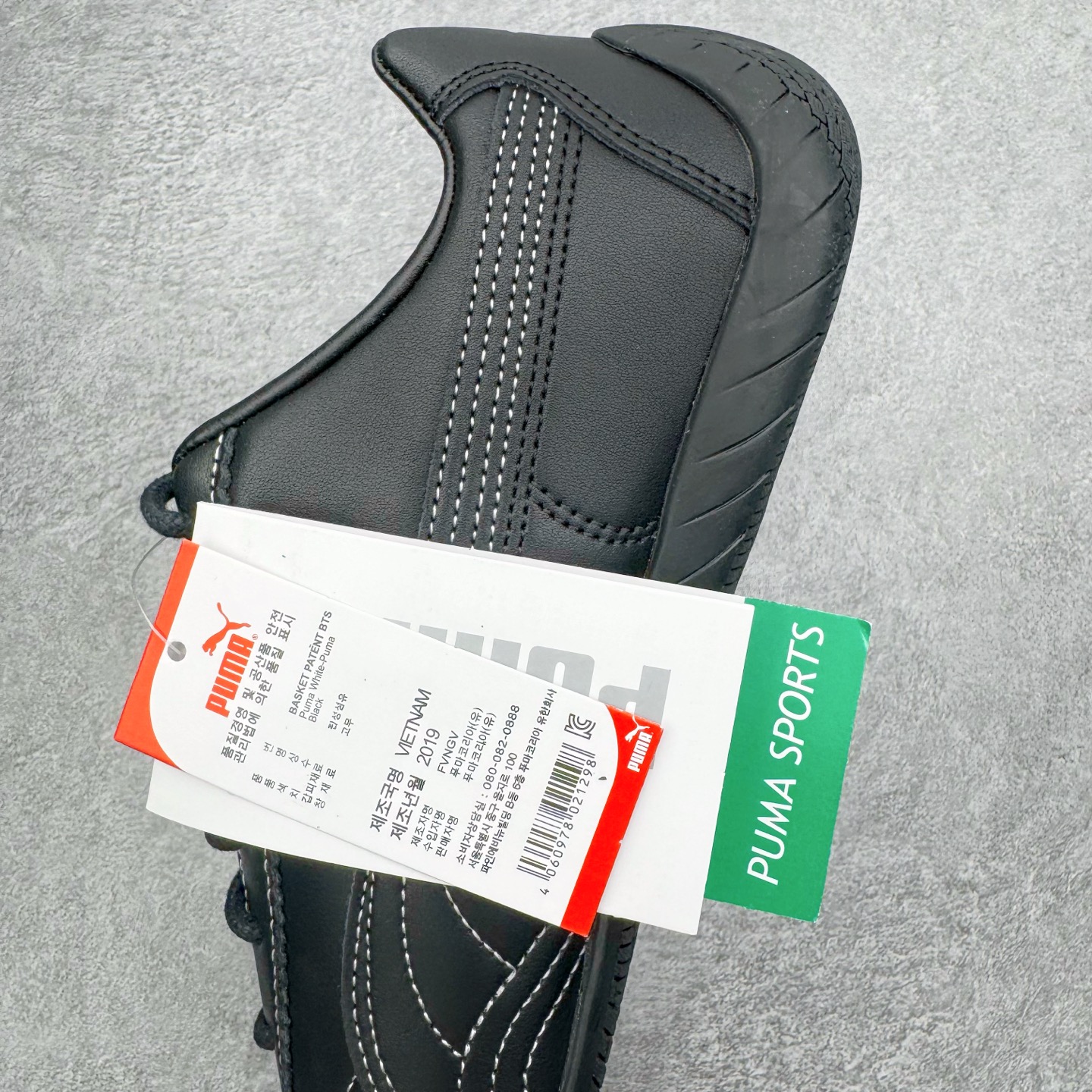 图片[7]-＃KZ纯原 Noafterno x PUMA Speedcat 彪马联名系列情侣薄底赛车德训双鞋带舒适百搭生活休闲鞋 口碑大厂出品 品控大底版型不断改良更新 全套原纸板楦头开发 确保原汁原味 完美呈现版型 一比一鞋头弧度高度鞋身弧度 独家私模原厂航空铝磨具打磨大底 鞋头坡度极致还原 无解鞋型 原盒原配 圈内天花板工艺 原厂玻璃冲刀 超高清洁度 全鞋零毛边皮料切割 原厂中底布 鞋款从80、90年代赛车手所穿的防火赛车鞋为原型，鞋身线条模仿了赛车的流线廓形，体现了空气动力学原理的结构。简约流畅的外观，恰好又和贯穿其中的Formstrip Logo融合恰到好处，视觉上细节丰富且协调。本次Speedcat OG鞋款归来，最大看点自然式保留了窄版鞋型以及薄底构造。这两年各品牌鞋底越做越厚，Speedcat反其道而行之，上脚几乎无鞋底的效果带来耳目一新的视觉体验。鞋面依旧是以质感细腻的麂皮材质打造，并且大面积近乎全包裹的使用，复古味道也愈发浓烈。配色上更是将最原始的黑色和红色带回，向F1赛车队的标志性队服致敬。相信让各位一眼种草的更多是出挑的大红色，上脚即可瞬间点亮整体造型，在以球鞋为核心的OOTD中脱颖而出。而另一款黑色则是低调的万金油，彰显新潮个性的同时又不喧宾夺主，也是热爱简约系穿搭朋友的首选。 尺码：35.5 36 37 37.5 38 38.5 39 40 40.5 41 42 42.5 43 44 44.5 45 46-选品中心