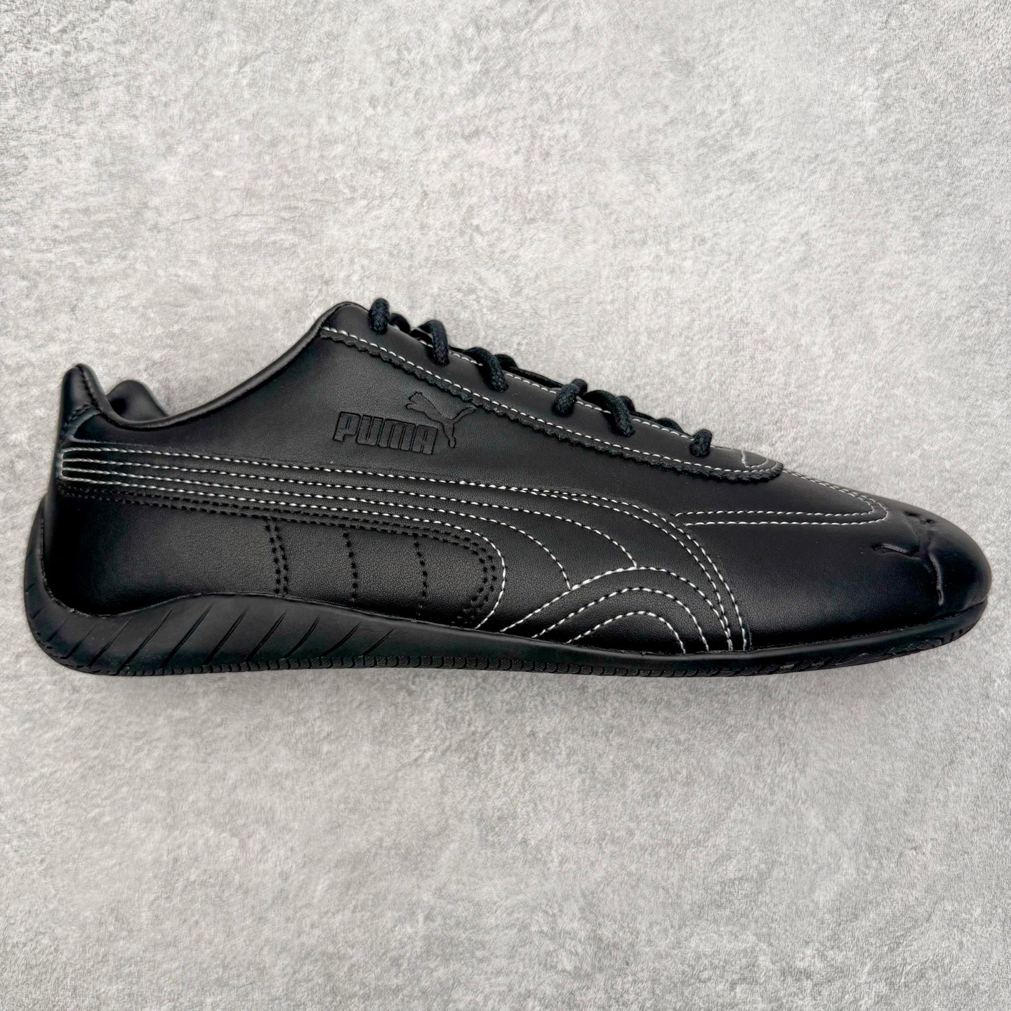 ＃KZ纯原 Noafterno x PUMA Speedcat 彪马联名系列情侣薄底赛车德训双鞋带舒适百搭生活休闲鞋 口碑大厂出品 品控大底版型不断改良更新 全套原纸板楦头开发 确保原汁原味 完美呈现版型 一比一鞋头弧度高度鞋身弧度 独家私模原厂航空铝磨具打磨大底 鞋头坡度极致还原 无解鞋型 原盒原配 圈内天花板工艺 原厂玻璃冲刀 超高清洁度 全鞋零毛边皮料切割 原厂中底布 鞋款从80、90年代赛车手所穿的防火赛车鞋为原型，鞋身线条模仿了赛车的流线廓形，体现了空气动力学原理的结构。简约流畅的外观，恰好又和贯穿其中的Formstrip Logo融合恰到好处，视觉上细节丰富且协调。本次Speedcat OG鞋款归来，最大看点自然式保留了窄版鞋型以及薄底构造。这两年各品牌鞋底越做越厚，Speedcat反其道而行之，上脚几乎无鞋底的效果带来耳目一新的视觉体验。鞋面依旧是以质感细腻的麂皮材质打造，并且大面积近乎全包裹的使用，复古味道也愈发浓烈。配色上更是将最原始的黑色和红色带回，向F1赛车队的标志性队服致敬。相信让各位一眼种草的更多是出挑的大红色，上脚即可瞬间点亮整体造型，在以球鞋为核心的OOTD中脱颖而出。而另一款黑色则是低调的万金油，彰显新潮个性的同时又不喧宾夺主，也是热爱简约系穿搭朋友的首选。 尺码：35.5 36 37 37.5 38 38.5 39 40 40.5 41 42 42.5 43 44 44.5 45 46-选品中心