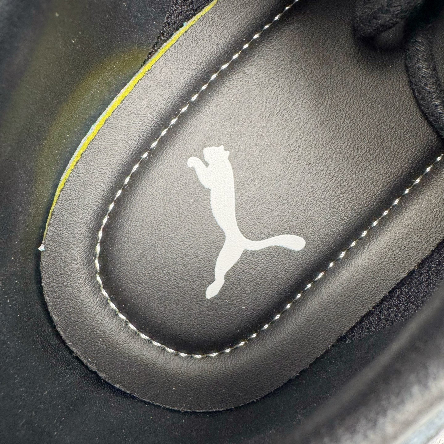 图片[13]-＃KZ纯原 Noafterno x PUMA Speedcat 彪马联名系列情侣薄底赛车德训双鞋带舒适百搭生活休闲鞋 口碑大厂出品 品控大底版型不断改良更新 全套原纸板楦头开发 确保原汁原味 完美呈现版型 一比一鞋头弧度高度鞋身弧度 独家私模原厂航空铝磨具打磨大底 鞋头坡度极致还原 无解鞋型 原盒原配 圈内天花板工艺 原厂玻璃冲刀 超高清洁度 全鞋零毛边皮料切割 原厂中底布 鞋款从80、90年代赛车手所穿的防火赛车鞋为原型，鞋身线条模仿了赛车的流线廓形，体现了空气动力学原理的结构。简约流畅的外观，恰好又和贯穿其中的Formstrip Logo融合恰到好处，视觉上细节丰富且协调。本次Speedcat OG鞋款归来，最大看点自然式保留了窄版鞋型以及薄底构造。这两年各品牌鞋底越做越厚，Speedcat反其道而行之，上脚几乎无鞋底的效果带来耳目一新的视觉体验。鞋面依旧是以质感细腻的麂皮材质打造，并且大面积近乎全包裹的使用，复古味道也愈发浓烈。配色上更是将最原始的黑色和红色带回，向F1赛车队的标志性队服致敬。相信让各位一眼种草的更多是出挑的大红色，上脚即可瞬间点亮整体造型，在以球鞋为核心的OOTD中脱颖而出。而另一款黑色则是低调的万金油，彰显新潮个性的同时又不喧宾夺主，也是热爱简约系穿搭朋友的首选。 尺码：35.5 36 37 37.5 38 38.5 39 40 40.5 41 42 42.5 43 44 44.5 45 46-选品中心