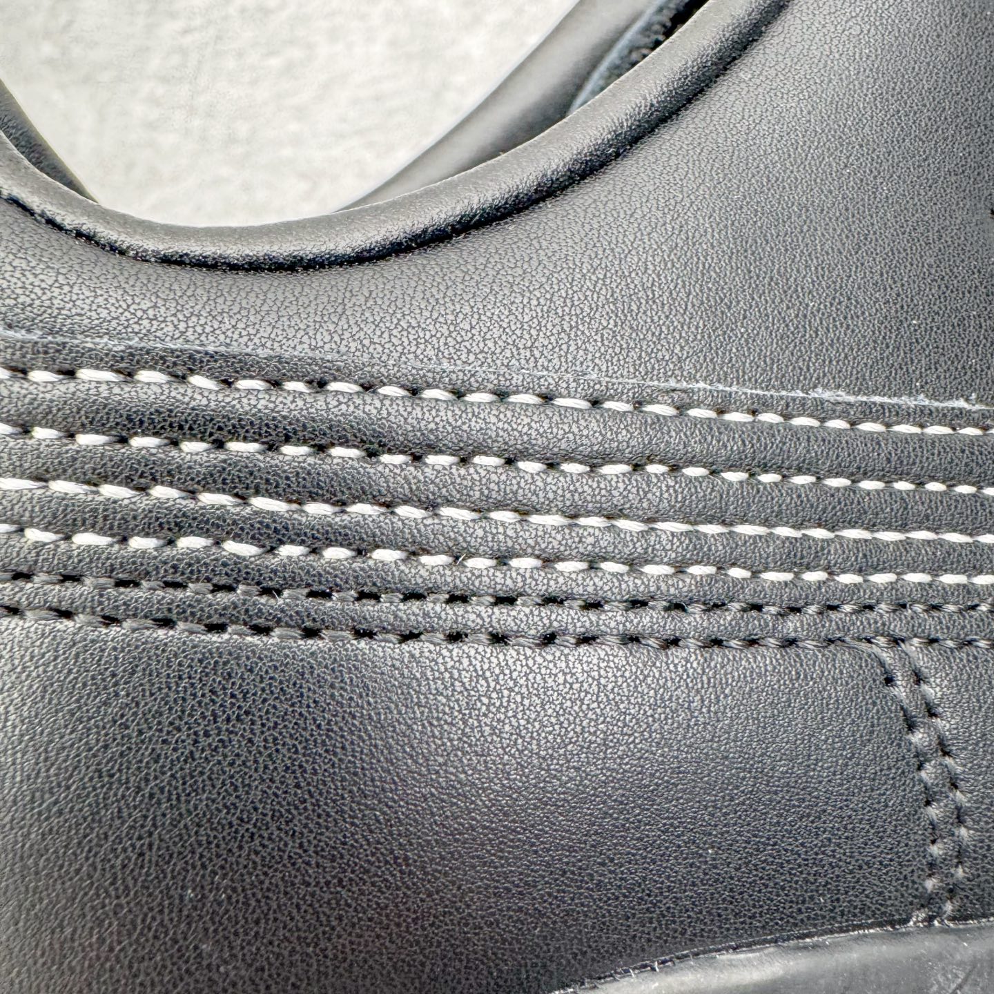 图片[17]-＃KZ纯原 Noafterno x PUMA Speedcat 彪马联名系列情侣薄底赛车德训双鞋带舒适百搭生活休闲鞋 口碑大厂出品 品控大底版型不断改良更新 全套原纸板楦头开发 确保原汁原味 完美呈现版型 一比一鞋头弧度高度鞋身弧度 独家私模原厂航空铝磨具打磨大底 鞋头坡度极致还原 无解鞋型 原盒原配 圈内天花板工艺 原厂玻璃冲刀 超高清洁度 全鞋零毛边皮料切割 原厂中底布 鞋款从80、90年代赛车手所穿的防火赛车鞋为原型，鞋身线条模仿了赛车的流线廓形，体现了空气动力学原理的结构。简约流畅的外观，恰好又和贯穿其中的Formstrip Logo融合恰到好处，视觉上细节丰富且协调。本次Speedcat OG鞋款归来，最大看点自然式保留了窄版鞋型以及薄底构造。这两年各品牌鞋底越做越厚，Speedcat反其道而行之，上脚几乎无鞋底的效果带来耳目一新的视觉体验。鞋面依旧是以质感细腻的麂皮材质打造，并且大面积近乎全包裹的使用，复古味道也愈发浓烈。配色上更是将最原始的黑色和红色带回，向F1赛车队的标志性队服致敬。相信让各位一眼种草的更多是出挑的大红色，上脚即可瞬间点亮整体造型，在以球鞋为核心的OOTD中脱颖而出。而另一款黑色则是低调的万金油，彰显新潮个性的同时又不喧宾夺主，也是热爱简约系穿搭朋友的首选。 尺码：35.5 36 37 37.5 38 38.5 39 40 40.5 41 42 42.5 43 44 44.5 45 46-选品中心