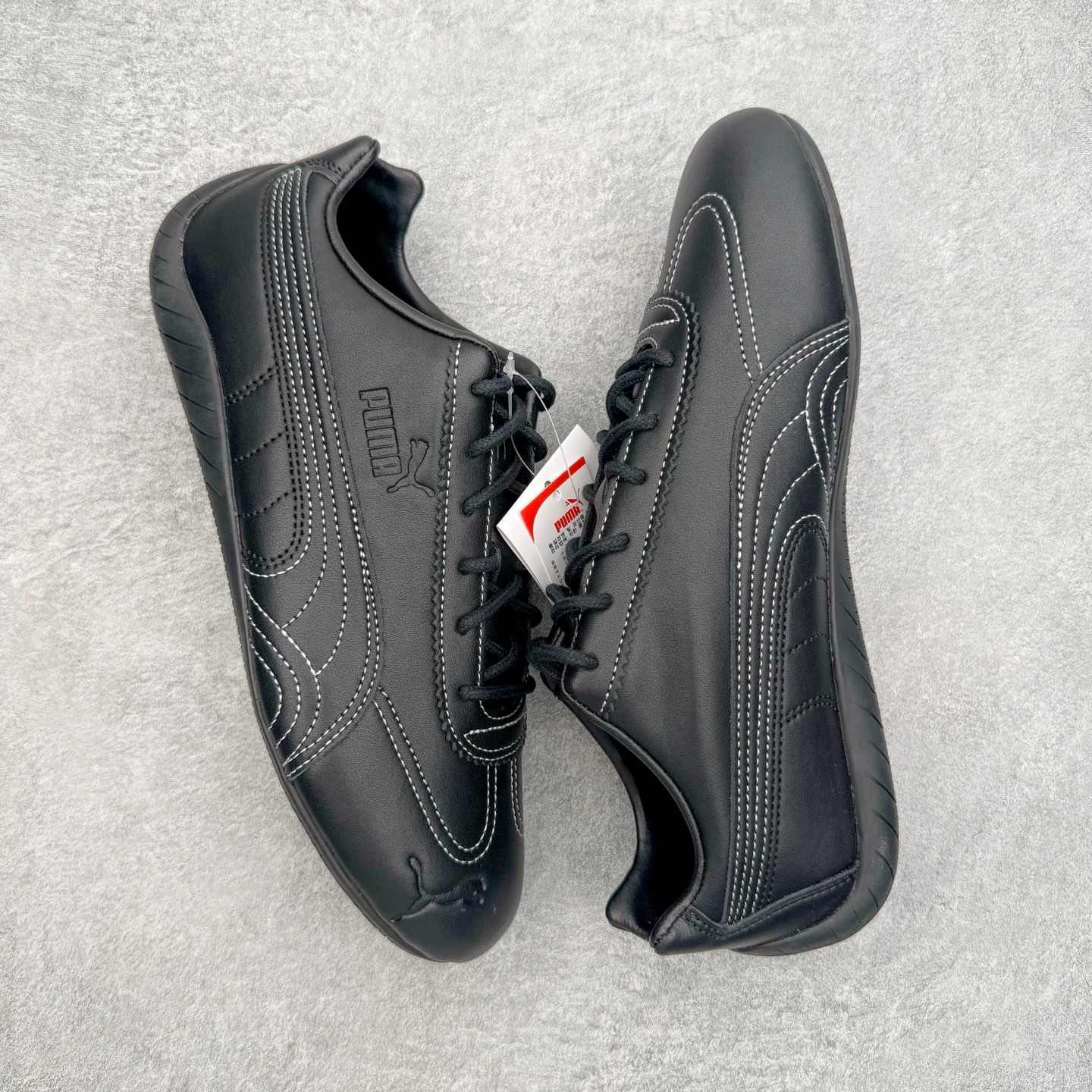 图片[3]-＃KZ纯原 Noafterno x PUMA Speedcat 彪马联名系列情侣薄底赛车德训双鞋带舒适百搭生活休闲鞋 口碑大厂出品 品控大底版型不断改良更新 全套原纸板楦头开发 确保原汁原味 完美呈现版型 一比一鞋头弧度高度鞋身弧度 独家私模原厂航空铝磨具打磨大底 鞋头坡度极致还原 无解鞋型 原盒原配 圈内天花板工艺 原厂玻璃冲刀 超高清洁度 全鞋零毛边皮料切割 原厂中底布 鞋款从80、90年代赛车手所穿的防火赛车鞋为原型，鞋身线条模仿了赛车的流线廓形，体现了空气动力学原理的结构。简约流畅的外观，恰好又和贯穿其中的Formstrip Logo融合恰到好处，视觉上细节丰富且协调。本次Speedcat OG鞋款归来，最大看点自然式保留了窄版鞋型以及薄底构造。这两年各品牌鞋底越做越厚，Speedcat反其道而行之，上脚几乎无鞋底的效果带来耳目一新的视觉体验。鞋面依旧是以质感细腻的麂皮材质打造，并且大面积近乎全包裹的使用，复古味道也愈发浓烈。配色上更是将最原始的黑色和红色带回，向F1赛车队的标志性队服致敬。相信让各位一眼种草的更多是出挑的大红色，上脚即可瞬间点亮整体造型，在以球鞋为核心的OOTD中脱颖而出。而另一款黑色则是低调的万金油，彰显新潮个性的同时又不喧宾夺主，也是热爱简约系穿搭朋友的首选。 尺码：35.5 36 37 37.5 38 38.5 39 40 40.5 41 42 42.5 43 44 44.5 45 46-选品中心