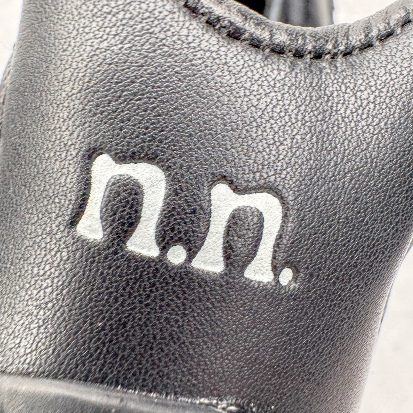 图片[15]-＃KZ纯原 Noafterno x PUMA Speedcat 彪马联名系列情侣薄底赛车德训双鞋带舒适百搭生活休闲鞋 口碑大厂出品 品控大底版型不断改良更新 全套原纸板楦头开发 确保原汁原味 完美呈现版型 一比一鞋头弧度高度鞋身弧度 独家私模原厂航空铝磨具打磨大底 鞋头坡度极致还原 无解鞋型 原盒原配 圈内天花板工艺 原厂玻璃冲刀 超高清洁度 全鞋零毛边皮料切割 原厂中底布 鞋款从80、90年代赛车手所穿的防火赛车鞋为原型，鞋身线条模仿了赛车的流线廓形，体现了空气动力学原理的结构。简约流畅的外观，恰好又和贯穿其中的Formstrip Logo融合恰到好处，视觉上细节丰富且协调。本次Speedcat OG鞋款归来，最大看点自然式保留了窄版鞋型以及薄底构造。这两年各品牌鞋底越做越厚，Speedcat反其道而行之，上脚几乎无鞋底的效果带来耳目一新的视觉体验。鞋面依旧是以质感细腻的麂皮材质打造，并且大面积近乎全包裹的使用，复古味道也愈发浓烈。配色上更是将最原始的黑色和红色带回，向F1赛车队的标志性队服致敬。相信让各位一眼种草的更多是出挑的大红色，上脚即可瞬间点亮整体造型，在以球鞋为核心的OOTD中脱颖而出。而另一款黑色则是低调的万金油，彰显新潮个性的同时又不喧宾夺主，也是热爱简约系穿搭朋友的首选。 尺码：35.5 36 37 37.5 38 38.5 39 40 40.5 41 42 42.5 43 44 44.5 45 46-选品中心