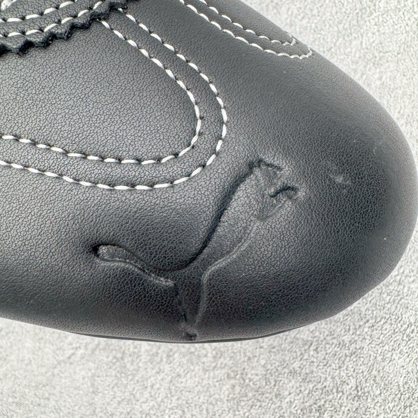 图片[18]-＃KZ纯原 Noafterno x PUMA Speedcat 彪马联名系列情侣薄底赛车德训双鞋带舒适百搭生活休闲鞋 口碑大厂出品 品控大底版型不断改良更新 全套原纸板楦头开发 确保原汁原味 完美呈现版型 一比一鞋头弧度高度鞋身弧度 独家私模原厂航空铝磨具打磨大底 鞋头坡度极致还原 无解鞋型 原盒原配 圈内天花板工艺 原厂玻璃冲刀 超高清洁度 全鞋零毛边皮料切割 原厂中底布 鞋款从80、90年代赛车手所穿的防火赛车鞋为原型，鞋身线条模仿了赛车的流线廓形，体现了空气动力学原理的结构。简约流畅的外观，恰好又和贯穿其中的Formstrip Logo融合恰到好处，视觉上细节丰富且协调。本次Speedcat OG鞋款归来，最大看点自然式保留了窄版鞋型以及薄底构造。这两年各品牌鞋底越做越厚，Speedcat反其道而行之，上脚几乎无鞋底的效果带来耳目一新的视觉体验。鞋面依旧是以质感细腻的麂皮材质打造，并且大面积近乎全包裹的使用，复古味道也愈发浓烈。配色上更是将最原始的黑色和红色带回，向F1赛车队的标志性队服致敬。相信让各位一眼种草的更多是出挑的大红色，上脚即可瞬间点亮整体造型，在以球鞋为核心的OOTD中脱颖而出。而另一款黑色则是低调的万金油，彰显新潮个性的同时又不喧宾夺主，也是热爱简约系穿搭朋友的首选。 尺码：35.5 36 37 37.5 38 38.5 39 40 40.5 41 42 42.5 43 44 44.5 45 46-选品中心