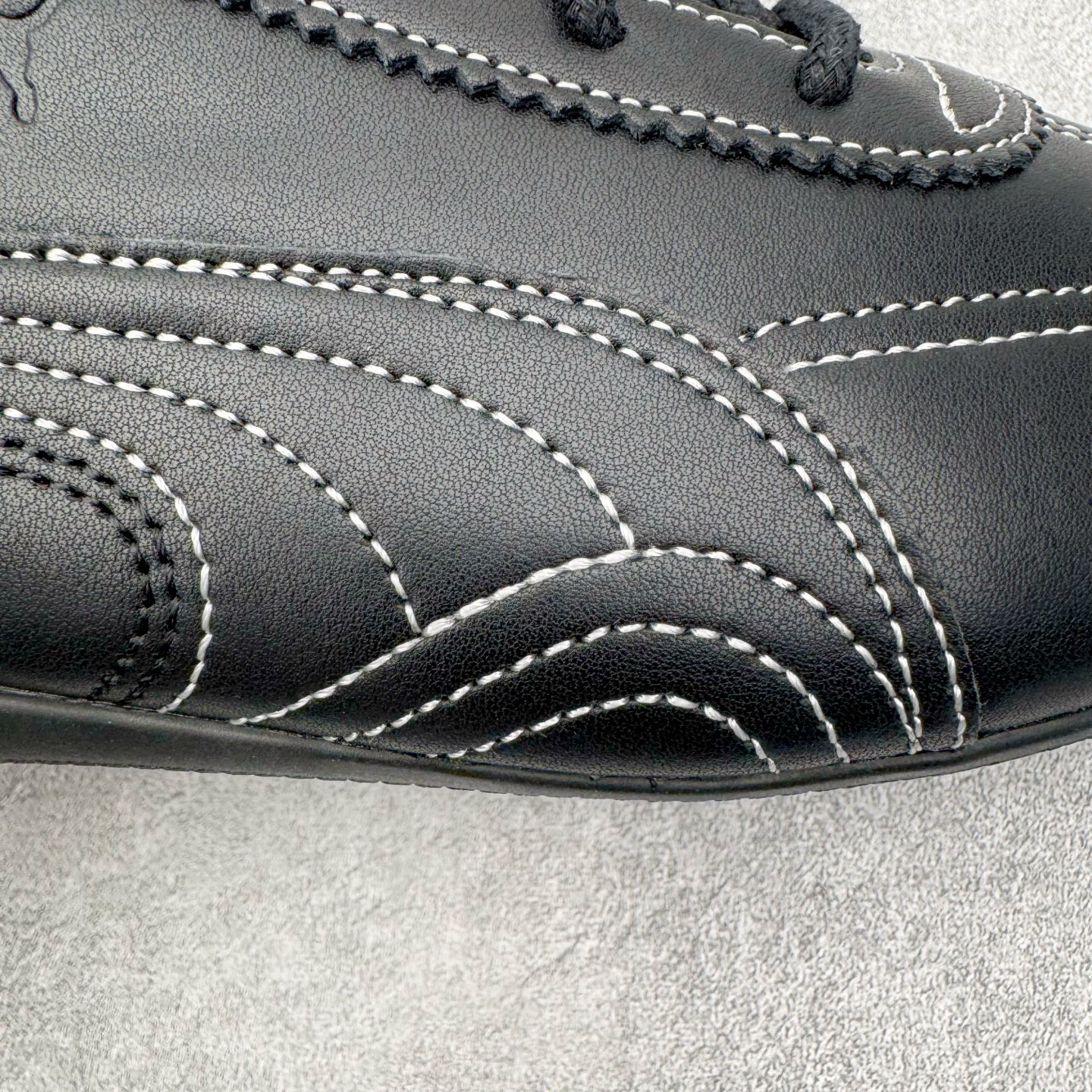 图片[20]-＃KZ纯原 Noafterno x PUMA Speedcat 彪马联名系列情侣薄底赛车德训双鞋带舒适百搭生活休闲鞋 口碑大厂出品 品控大底版型不断改良更新 全套原纸板楦头开发 确保原汁原味 完美呈现版型 一比一鞋头弧度高度鞋身弧度 独家私模原厂航空铝磨具打磨大底 鞋头坡度极致还原 无解鞋型 原盒原配 圈内天花板工艺 原厂玻璃冲刀 超高清洁度 全鞋零毛边皮料切割 原厂中底布 鞋款从80、90年代赛车手所穿的防火赛车鞋为原型，鞋身线条模仿了赛车的流线廓形，体现了空气动力学原理的结构。简约流畅的外观，恰好又和贯穿其中的Formstrip Logo融合恰到好处，视觉上细节丰富且协调。本次Speedcat OG鞋款归来，最大看点自然式保留了窄版鞋型以及薄底构造。这两年各品牌鞋底越做越厚，Speedcat反其道而行之，上脚几乎无鞋底的效果带来耳目一新的视觉体验。鞋面依旧是以质感细腻的麂皮材质打造，并且大面积近乎全包裹的使用，复古味道也愈发浓烈。配色上更是将最原始的黑色和红色带回，向F1赛车队的标志性队服致敬。相信让各位一眼种草的更多是出挑的大红色，上脚即可瞬间点亮整体造型，在以球鞋为核心的OOTD中脱颖而出。而另一款黑色则是低调的万金油，彰显新潮个性的同时又不喧宾夺主，也是热爱简约系穿搭朋友的首选。 尺码：35.5 36 37 37.5 38 38.5 39 40 40.5 41 42 42.5 43 44 44.5 45 46-选品中心