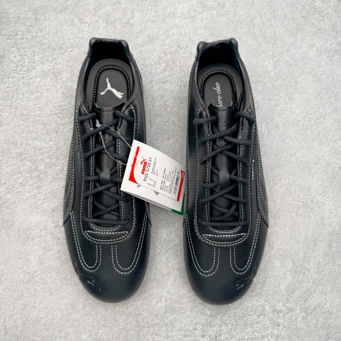 图片[2]-＃KZ纯原 Noafterno x PUMA Speedcat 彪马联名系列情侣薄底赛车德训双鞋带舒适百搭生活休闲鞋 口碑大厂出品 品控大底版型不断改良更新 全套原纸板楦头开发 确保原汁原味 完美呈现版型 一比一鞋头弧度高度鞋身弧度 独家私模原厂航空铝磨具打磨大底 鞋头坡度极致还原 无解鞋型 原盒原配 圈内天花板工艺 原厂玻璃冲刀 超高清洁度 全鞋零毛边皮料切割 原厂中底布 鞋款从80、90年代赛车手所穿的防火赛车鞋为原型，鞋身线条模仿了赛车的流线廓形，体现了空气动力学原理的结构。简约流畅的外观，恰好又和贯穿其中的Formstrip Logo融合恰到好处，视觉上细节丰富且协调。本次Speedcat OG鞋款归来，最大看点自然式保留了窄版鞋型以及薄底构造。这两年各品牌鞋底越做越厚，Speedcat反其道而行之，上脚几乎无鞋底的效果带来耳目一新的视觉体验。鞋面依旧是以质感细腻的麂皮材质打造，并且大面积近乎全包裹的使用，复古味道也愈发浓烈。配色上更是将最原始的黑色和红色带回，向F1赛车队的标志性队服致敬。相信让各位一眼种草的更多是出挑的大红色，上脚即可瞬间点亮整体造型，在以球鞋为核心的OOTD中脱颖而出。而另一款黑色则是低调的万金油，彰显新潮个性的同时又不喧宾夺主，也是热爱简约系穿搭朋友的首选。 尺码：35.5 36 37 37.5 38 38.5 39 40 40.5 41 42 42.5 43 44 44.5 45 46-选品中心