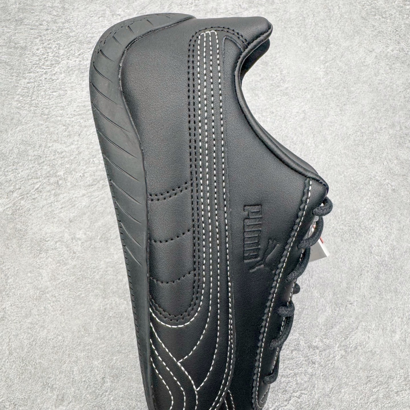 图片[6]-＃KZ纯原 Noafterno x PUMA Speedcat 彪马联名系列情侣薄底赛车德训双鞋带舒适百搭生活休闲鞋 口碑大厂出品 品控大底版型不断改良更新 全套原纸板楦头开发 确保原汁原味 完美呈现版型 一比一鞋头弧度高度鞋身弧度 独家私模原厂航空铝磨具打磨大底 鞋头坡度极致还原 无解鞋型 原盒原配 圈内天花板工艺 原厂玻璃冲刀 超高清洁度 全鞋零毛边皮料切割 原厂中底布 鞋款从80、90年代赛车手所穿的防火赛车鞋为原型，鞋身线条模仿了赛车的流线廓形，体现了空气动力学原理的结构。简约流畅的外观，恰好又和贯穿其中的Formstrip Logo融合恰到好处，视觉上细节丰富且协调。本次Speedcat OG鞋款归来，最大看点自然式保留了窄版鞋型以及薄底构造。这两年各品牌鞋底越做越厚，Speedcat反其道而行之，上脚几乎无鞋底的效果带来耳目一新的视觉体验。鞋面依旧是以质感细腻的麂皮材质打造，并且大面积近乎全包裹的使用，复古味道也愈发浓烈。配色上更是将最原始的黑色和红色带回，向F1赛车队的标志性队服致敬。相信让各位一眼种草的更多是出挑的大红色，上脚即可瞬间点亮整体造型，在以球鞋为核心的OOTD中脱颖而出。而另一款黑色则是低调的万金油，彰显新潮个性的同时又不喧宾夺主，也是热爱简约系穿搭朋友的首选。 尺码：35.5 36 37 37.5 38 38.5 39 40 40.5 41 42 42.5 43 44 44.5 45 46-选品中心