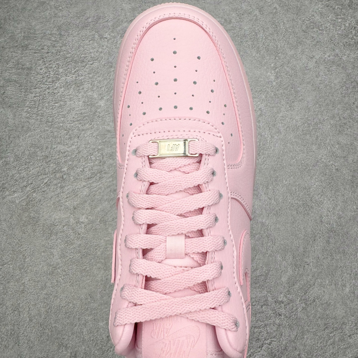 图片[4]-＃G5 NOCTA x NK Air Force 1 Low \’07 空军一号低帮经典板鞋 Drake联名粉色 CZ8065-600 独家私模大底 头层原厂皮料 原盒原配 不规则波浪大底咬花 全鞋电脑针车 工整有序 视觉效果满分 原厂拉帮手法 标准四线 密度针距针孔大小控制到位 原装反口里网布海绵 正确卡色网眼大小 新版鞋撑改用纸团代替 原厂港宝加持完美还原灵魂版型 原盒原配从里到外百分百还原 原厂全头层原厂皮料 原标原盒 内置Sole气垫 中底白色背胶 中底划线 已经无限的接近公司 原厂楦头 原厂刺绣 后跟弧度修正 独家私模最大开发到47.5 尺码：36 36.5 37.5 38 38.5 39 40 40.5 41 42 42.5 43 44 44.5 45 46 47.5-选品中心