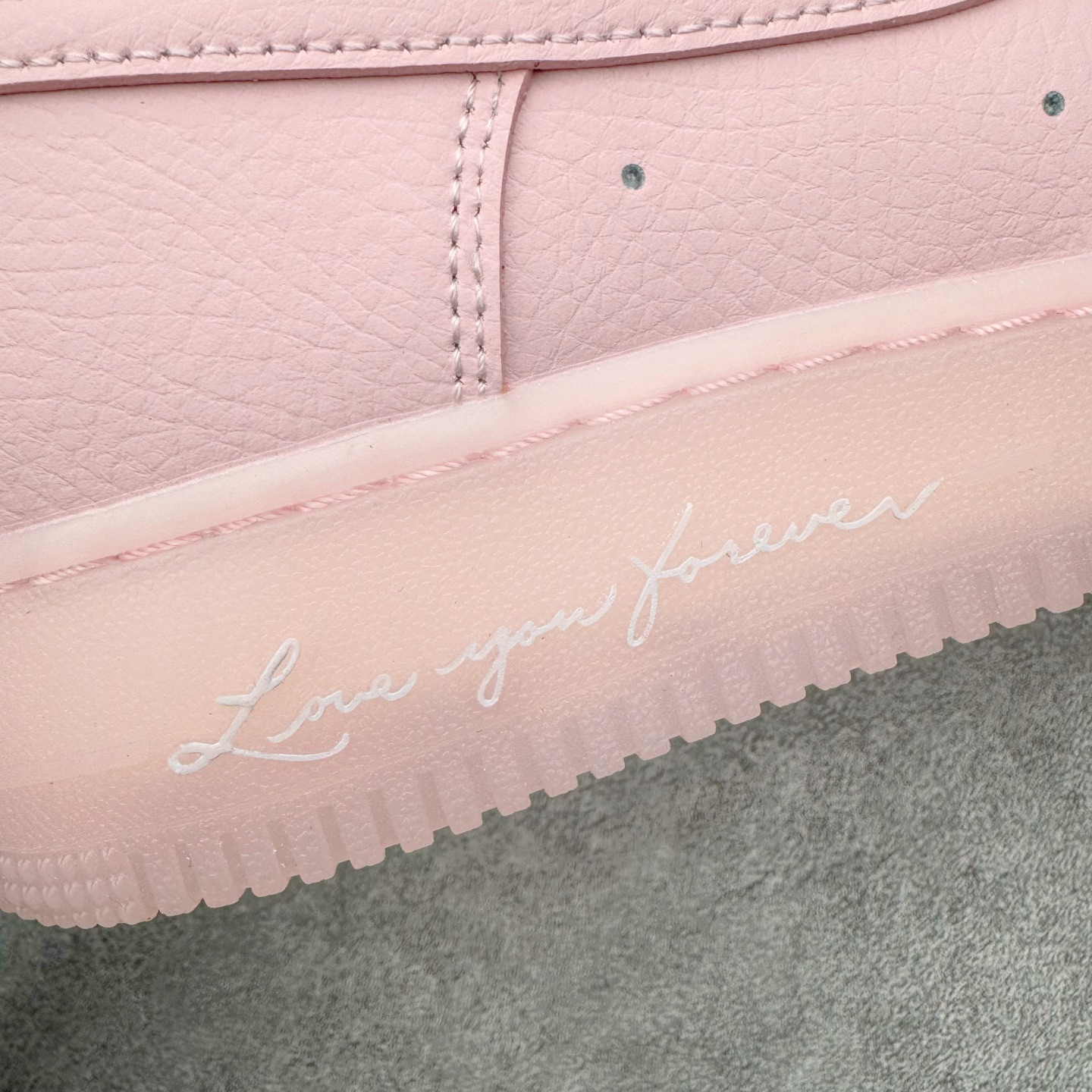 图片[24]-＃G5 NOCTA x NK Air Force 1 Low \’07 空军一号低帮经典板鞋 Drake联名粉色 CZ8065-600 独家私模大底 头层原厂皮料 原盒原配 不规则波浪大底咬花 全鞋电脑针车 工整有序 视觉效果满分 原厂拉帮手法 标准四线 密度针距针孔大小控制到位 原装反口里网布海绵 正确卡色网眼大小 新版鞋撑改用纸团代替 原厂港宝加持完美还原灵魂版型 原盒原配从里到外百分百还原 原厂全头层原厂皮料 原标原盒 内置Sole气垫 中底白色背胶 中底划线 已经无限的接近公司 原厂楦头 原厂刺绣 后跟弧度修正 独家私模最大开发到47.5 尺码：36 36.5 37.5 38 38.5 39 40 40.5 41 42 42.5 43 44 44.5 45 46 47.5-选品中心