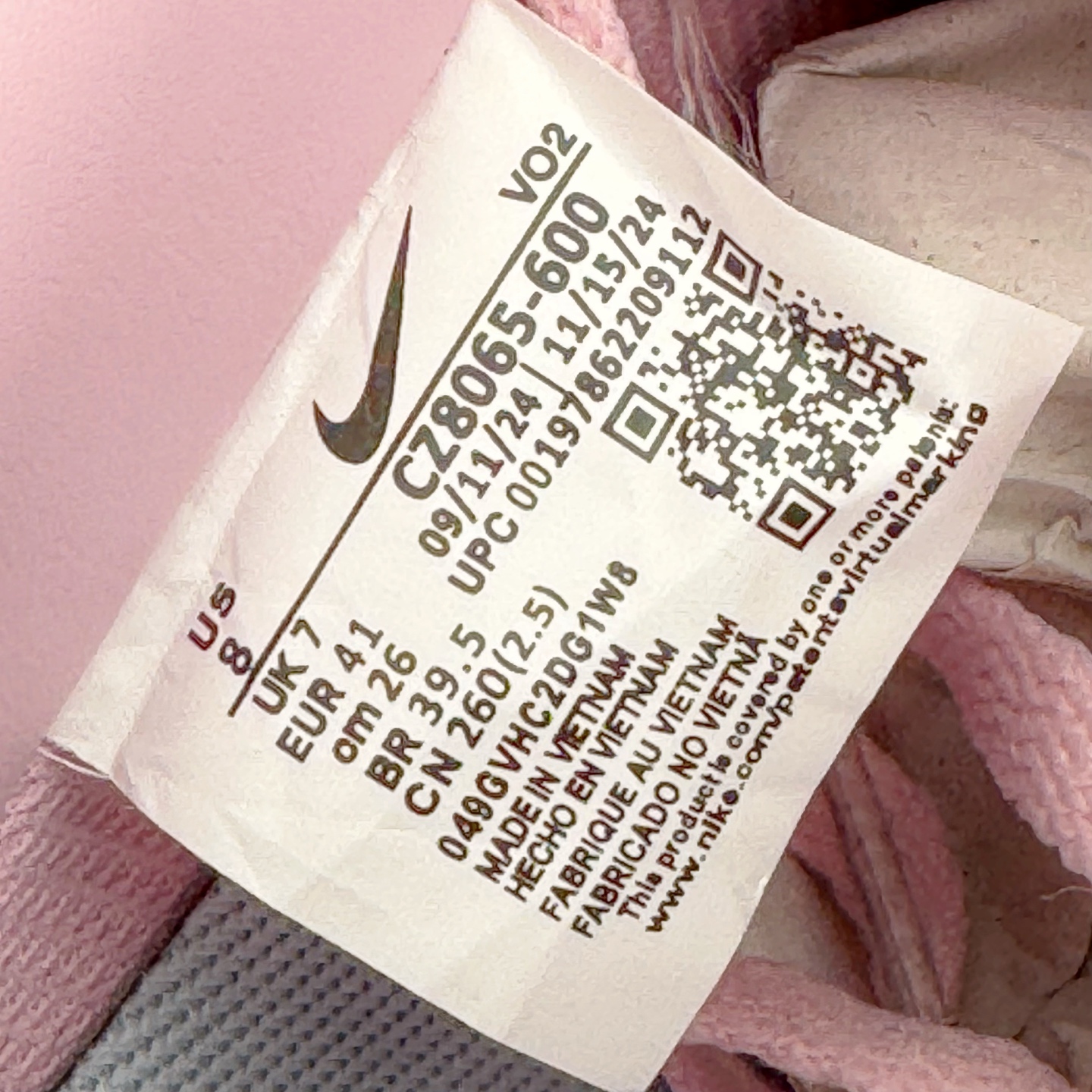 图片[14]-＃G5 NOCTA x NK Air Force 1 Low \’07 空军一号低帮经典板鞋 Drake联名粉色 CZ8065-600 独家私模大底 头层原厂皮料 原盒原配 不规则波浪大底咬花 全鞋电脑针车 工整有序 视觉效果满分 原厂拉帮手法 标准四线 密度针距针孔大小控制到位 原装反口里网布海绵 正确卡色网眼大小 新版鞋撑改用纸团代替 原厂港宝加持完美还原灵魂版型 原盒原配从里到外百分百还原 原厂全头层原厂皮料 原标原盒 内置Sole气垫 中底白色背胶 中底划线 已经无限的接近公司 原厂楦头 原厂刺绣 后跟弧度修正 独家私模最大开发到47.5 尺码：36 36.5 37.5 38 38.5 39 40 40.5 41 42 42.5 43 44 44.5 45 46 47.5-选品中心