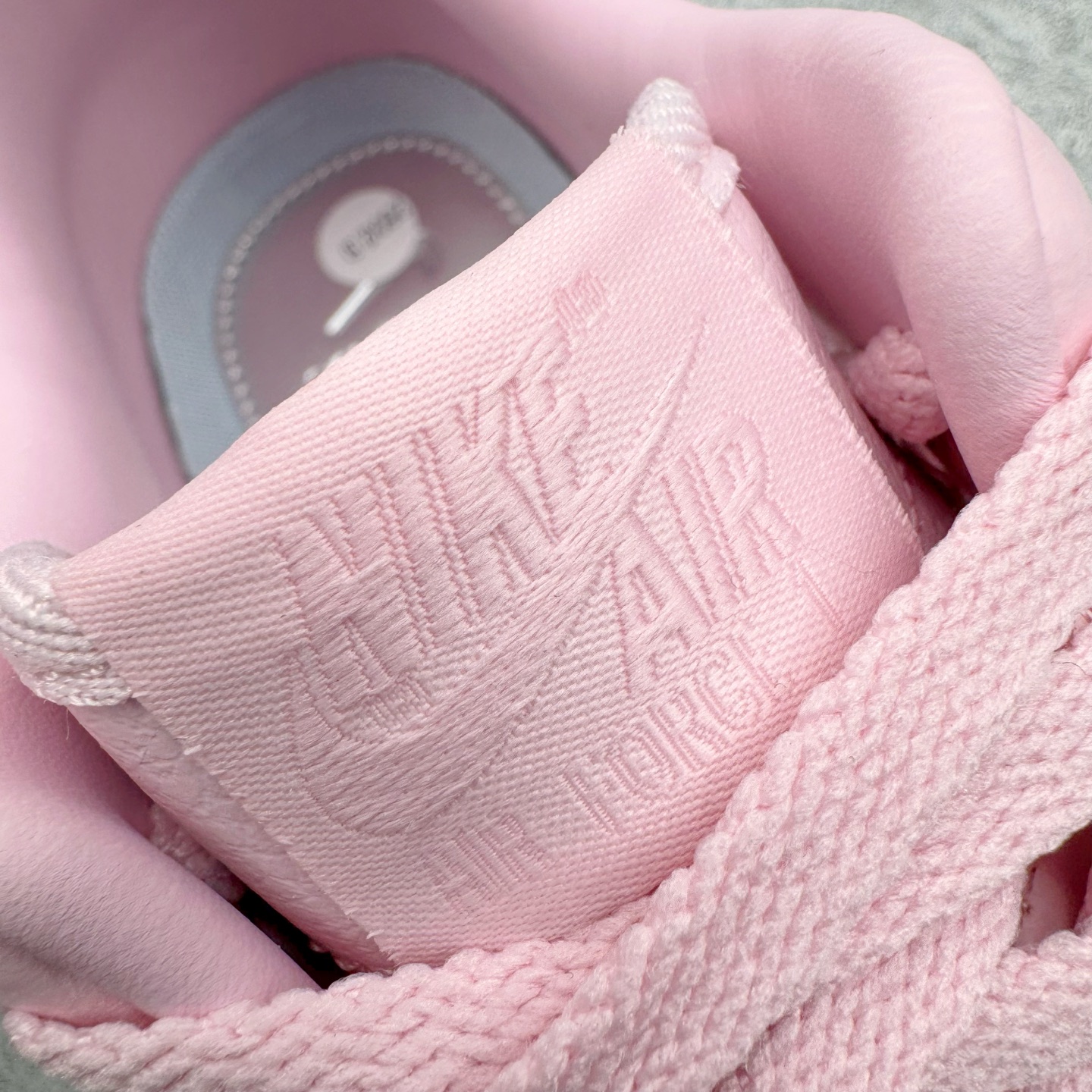 图片[16]-＃G5 NOCTA x NK Air Force 1 Low \’07 空军一号低帮经典板鞋 Drake联名粉色 CZ8065-600 独家私模大底 头层原厂皮料 原盒原配 不规则波浪大底咬花 全鞋电脑针车 工整有序 视觉效果满分 原厂拉帮手法 标准四线 密度针距针孔大小控制到位 原装反口里网布海绵 正确卡色网眼大小 新版鞋撑改用纸团代替 原厂港宝加持完美还原灵魂版型 原盒原配从里到外百分百还原 原厂全头层原厂皮料 原标原盒 内置Sole气垫 中底白色背胶 中底划线 已经无限的接近公司 原厂楦头 原厂刺绣 后跟弧度修正 独家私模最大开发到47.5 尺码：36 36.5 37.5 38 38.5 39 40 40.5 41 42 42.5 43 44 44.5 45 46 47.5-选品中心