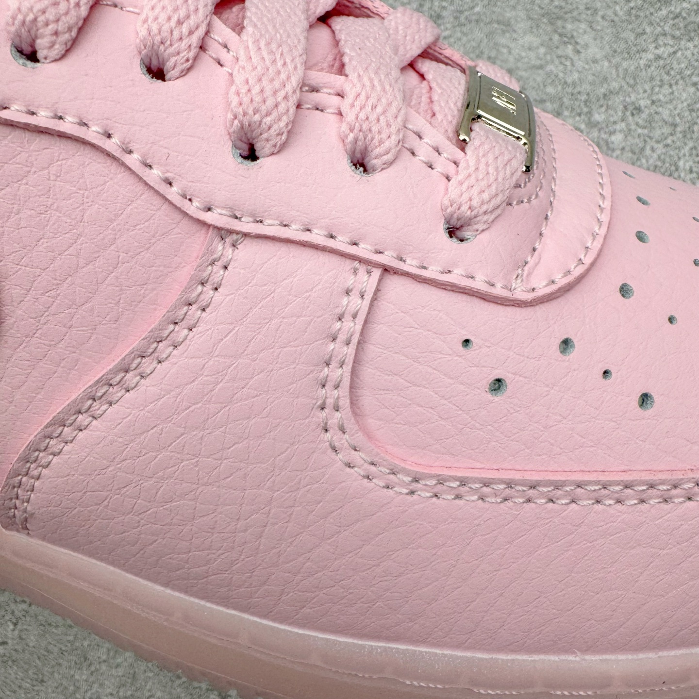 图片[22]-＃G5 NOCTA x NK Air Force 1 Low \’07 空军一号低帮经典板鞋 Drake联名粉色 CZ8065-600 独家私模大底 头层原厂皮料 原盒原配 不规则波浪大底咬花 全鞋电脑针车 工整有序 视觉效果满分 原厂拉帮手法 标准四线 密度针距针孔大小控制到位 原装反口里网布海绵 正确卡色网眼大小 新版鞋撑改用纸团代替 原厂港宝加持完美还原灵魂版型 原盒原配从里到外百分百还原 原厂全头层原厂皮料 原标原盒 内置Sole气垫 中底白色背胶 中底划线 已经无限的接近公司 原厂楦头 原厂刺绣 后跟弧度修正 独家私模最大开发到47.5 尺码：36 36.5 37.5 38 38.5 39 40 40.5 41 42 42.5 43 44 44.5 45 46 47.5-选品中心