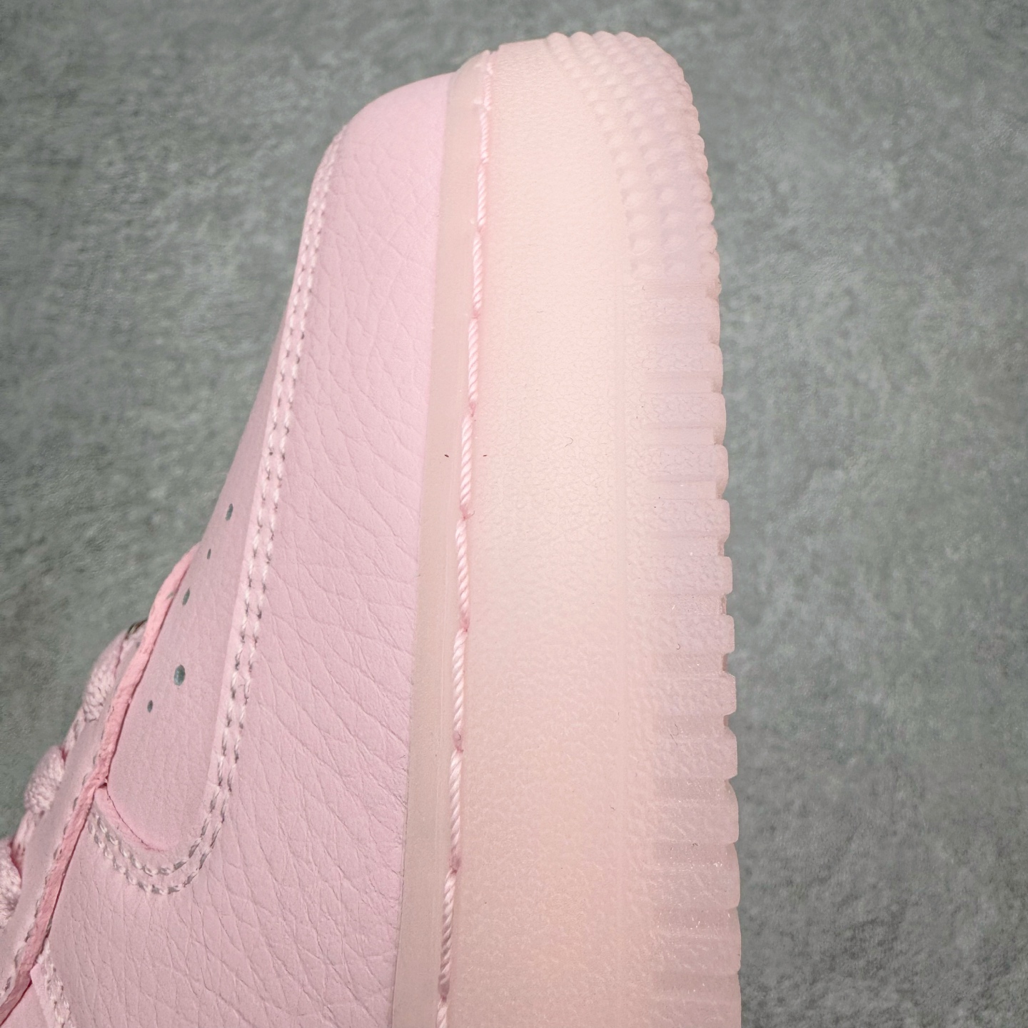 图片[18]-＃G5 NOCTA x NK Air Force 1 Low \’07 空军一号低帮经典板鞋 Drake联名粉色 CZ8065-600 独家私模大底 头层原厂皮料 原盒原配 不规则波浪大底咬花 全鞋电脑针车 工整有序 视觉效果满分 原厂拉帮手法 标准四线 密度针距针孔大小控制到位 原装反口里网布海绵 正确卡色网眼大小 新版鞋撑改用纸团代替 原厂港宝加持完美还原灵魂版型 原盒原配从里到外百分百还原 原厂全头层原厂皮料 原标原盒 内置Sole气垫 中底白色背胶 中底划线 已经无限的接近公司 原厂楦头 原厂刺绣 后跟弧度修正 独家私模最大开发到47.5 尺码：36 36.5 37.5 38 38.5 39 40 40.5 41 42 42.5 43 44 44.5 45 46 47.5-选品中心