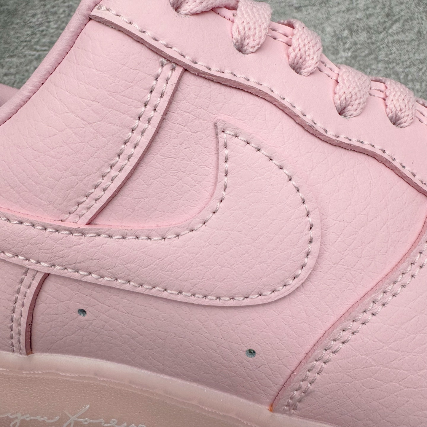 图片[23]-＃G5 NOCTA x NK Air Force 1 Low \’07 空军一号低帮经典板鞋 Drake联名粉色 CZ8065-600 独家私模大底 头层原厂皮料 原盒原配 不规则波浪大底咬花 全鞋电脑针车 工整有序 视觉效果满分 原厂拉帮手法 标准四线 密度针距针孔大小控制到位 原装反口里网布海绵 正确卡色网眼大小 新版鞋撑改用纸团代替 原厂港宝加持完美还原灵魂版型 原盒原配从里到外百分百还原 原厂全头层原厂皮料 原标原盒 内置Sole气垫 中底白色背胶 中底划线 已经无限的接近公司 原厂楦头 原厂刺绣 后跟弧度修正 独家私模最大开发到47.5 尺码：36 36.5 37.5 38 38.5 39 40 40.5 41 42 42.5 43 44 44.5 45 46 47.5-选品中心