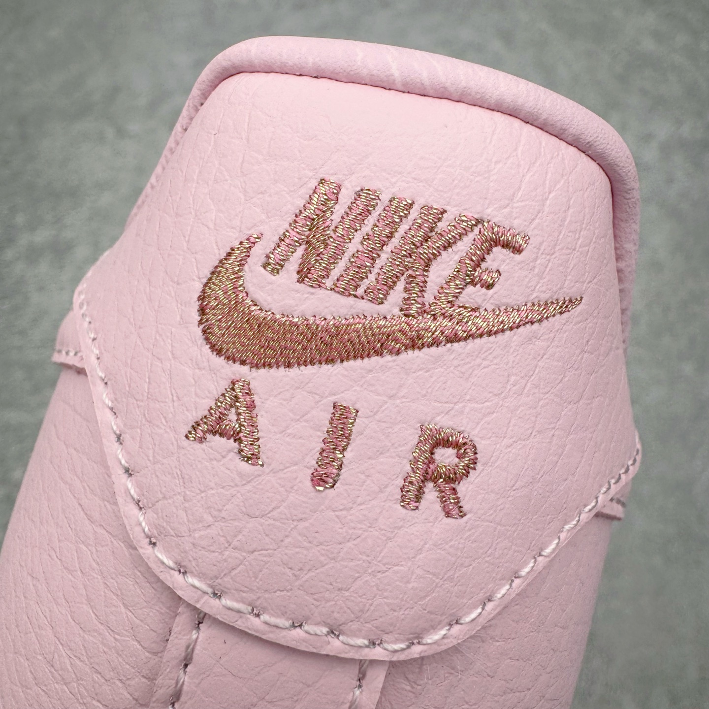 图片[20]-＃G5 NOCTA x NK Air Force 1 Low \’07 空军一号低帮经典板鞋 Drake联名粉色 CZ8065-600 独家私模大底 头层原厂皮料 原盒原配 不规则波浪大底咬花 全鞋电脑针车 工整有序 视觉效果满分 原厂拉帮手法 标准四线 密度针距针孔大小控制到位 原装反口里网布海绵 正确卡色网眼大小 新版鞋撑改用纸团代替 原厂港宝加持完美还原灵魂版型 原盒原配从里到外百分百还原 原厂全头层原厂皮料 原标原盒 内置Sole气垫 中底白色背胶 中底划线 已经无限的接近公司 原厂楦头 原厂刺绣 后跟弧度修正 独家私模最大开发到47.5 尺码：36 36.5 37.5 38 38.5 39 40 40.5 41 42 42.5 43 44 44.5 45 46 47.5-选品中心