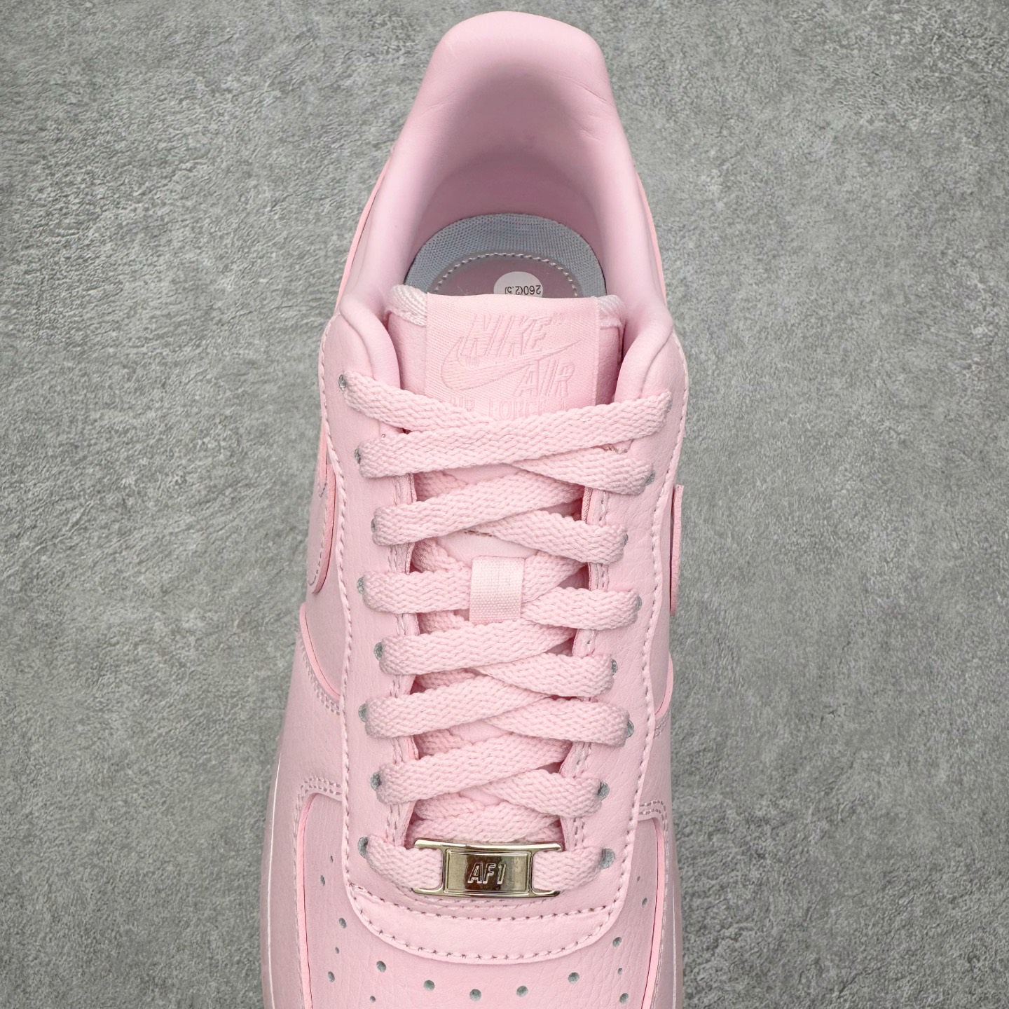 图片[5]-＃G5 NOCTA x NK Air Force 1 Low \’07 空军一号低帮经典板鞋 Drake联名粉色 CZ8065-600 独家私模大底 头层原厂皮料 原盒原配 不规则波浪大底咬花 全鞋电脑针车 工整有序 视觉效果满分 原厂拉帮手法 标准四线 密度针距针孔大小控制到位 原装反口里网布海绵 正确卡色网眼大小 新版鞋撑改用纸团代替 原厂港宝加持完美还原灵魂版型 原盒原配从里到外百分百还原 原厂全头层原厂皮料 原标原盒 内置Sole气垫 中底白色背胶 中底划线 已经无限的接近公司 原厂楦头 原厂刺绣 后跟弧度修正 独家私模最大开发到47.5 尺码：36 36.5 37.5 38 38.5 39 40 40.5 41 42 42.5 43 44 44.5 45 46 47.5-选品中心