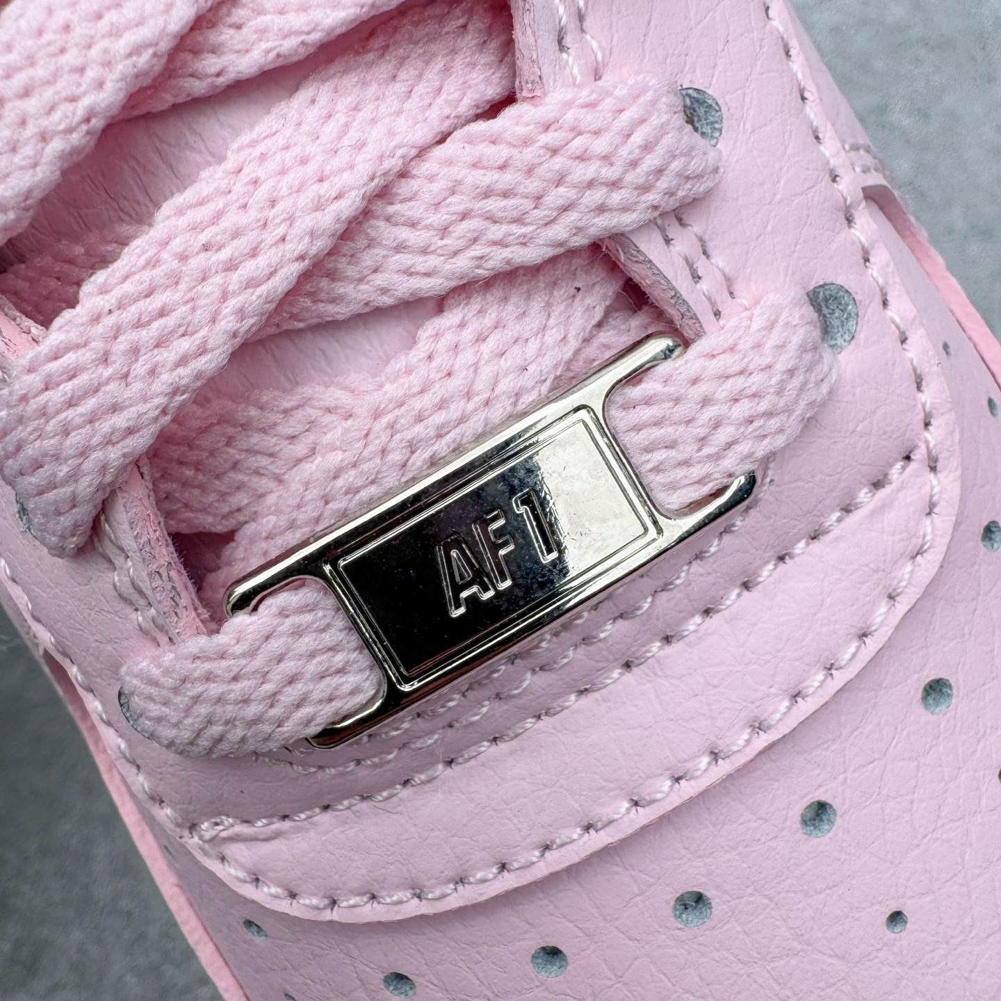 图片[17]-＃G5 NOCTA x NK Air Force 1 Low \’07 空军一号低帮经典板鞋 Drake联名粉色 CZ8065-600 独家私模大底 头层原厂皮料 原盒原配 不规则波浪大底咬花 全鞋电脑针车 工整有序 视觉效果满分 原厂拉帮手法 标准四线 密度针距针孔大小控制到位 原装反口里网布海绵 正确卡色网眼大小 新版鞋撑改用纸团代替 原厂港宝加持完美还原灵魂版型 原盒原配从里到外百分百还原 原厂全头层原厂皮料 原标原盒 内置Sole气垫 中底白色背胶 中底划线 已经无限的接近公司 原厂楦头 原厂刺绣 后跟弧度修正 独家私模最大开发到47.5 尺码：36 36.5 37.5 38 38.5 39 40 40.5 41 42 42.5 43 44 44.5 45 46 47.5-选品中心