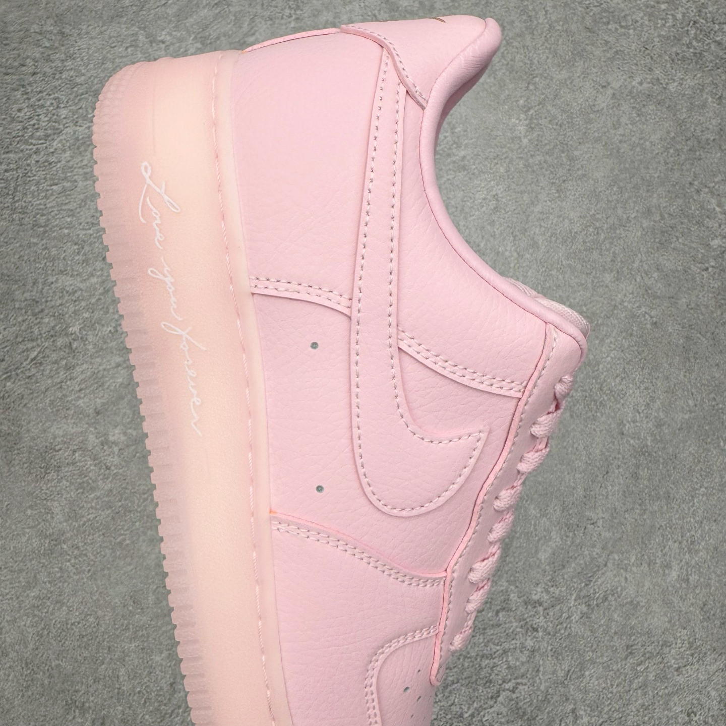 图片[6]-＃G5 NOCTA x NK Air Force 1 Low \’07 空军一号低帮经典板鞋 Drake联名粉色 CZ8065-600 独家私模大底 头层原厂皮料 原盒原配 不规则波浪大底咬花 全鞋电脑针车 工整有序 视觉效果满分 原厂拉帮手法 标准四线 密度针距针孔大小控制到位 原装反口里网布海绵 正确卡色网眼大小 新版鞋撑改用纸团代替 原厂港宝加持完美还原灵魂版型 原盒原配从里到外百分百还原 原厂全头层原厂皮料 原标原盒 内置Sole气垫 中底白色背胶 中底划线 已经无限的接近公司 原厂楦头 原厂刺绣 后跟弧度修正 独家私模最大开发到47.5 尺码：36 36.5 37.5 38 38.5 39 40 40.5 41 42 42.5 43 44 44.5 45 46 47.5-选品中心