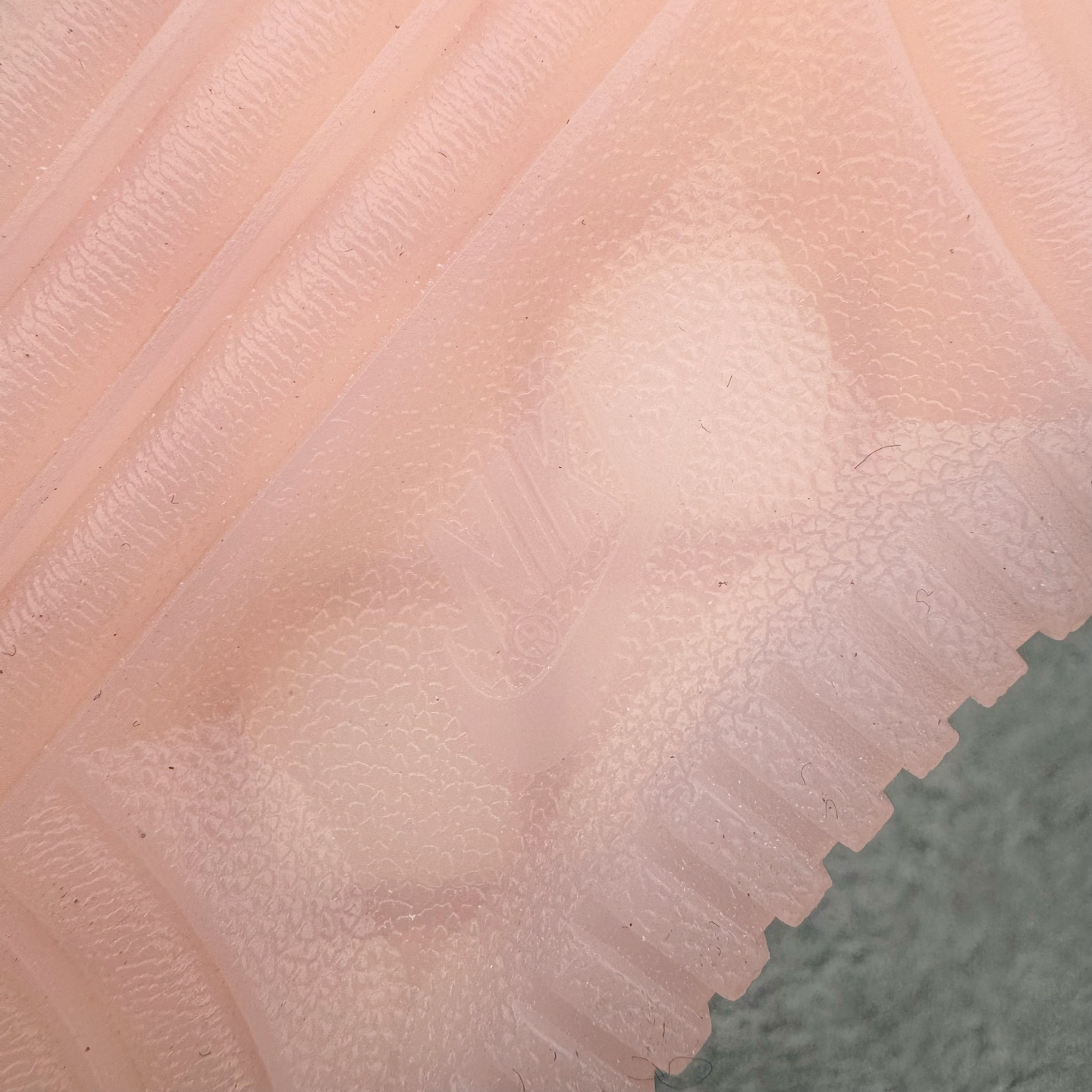 图片[25]-＃G5 NOCTA x NK Air Force 1 Low \’07 空军一号低帮经典板鞋 Drake联名粉色 CZ8065-600 独家私模大底 头层原厂皮料 原盒原配 不规则波浪大底咬花 全鞋电脑针车 工整有序 视觉效果满分 原厂拉帮手法 标准四线 密度针距针孔大小控制到位 原装反口里网布海绵 正确卡色网眼大小 新版鞋撑改用纸团代替 原厂港宝加持完美还原灵魂版型 原盒原配从里到外百分百还原 原厂全头层原厂皮料 原标原盒 内置Sole气垫 中底白色背胶 中底划线 已经无限的接近公司 原厂楦头 原厂刺绣 后跟弧度修正 独家私模最大开发到47.5 尺码：36 36.5 37.5 38 38.5 39 40 40.5 41 42 42.5 43 44 44.5 45 46 47.5-选品中心