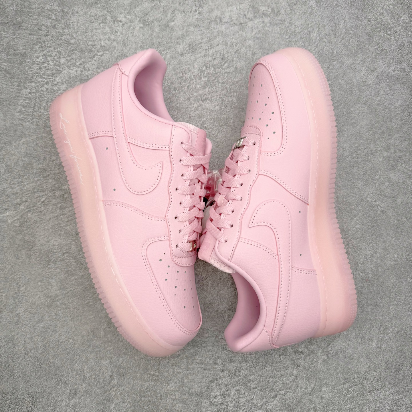 图片[3]-＃G5 NOCTA x NK Air Force 1 Low \’07 空军一号低帮经典板鞋 Drake联名粉色 CZ8065-600 独家私模大底 头层原厂皮料 原盒原配 不规则波浪大底咬花 全鞋电脑针车 工整有序 视觉效果满分 原厂拉帮手法 标准四线 密度针距针孔大小控制到位 原装反口里网布海绵 正确卡色网眼大小 新版鞋撑改用纸团代替 原厂港宝加持完美还原灵魂版型 原盒原配从里到外百分百还原 原厂全头层原厂皮料 原标原盒 内置Sole气垫 中底白色背胶 中底划线 已经无限的接近公司 原厂楦头 原厂刺绣 后跟弧度修正 独家私模最大开发到47.5 尺码：36 36.5 37.5 38 38.5 39 40 40.5 41 42 42.5 43 44 44.5 45 46 47.5-选品中心