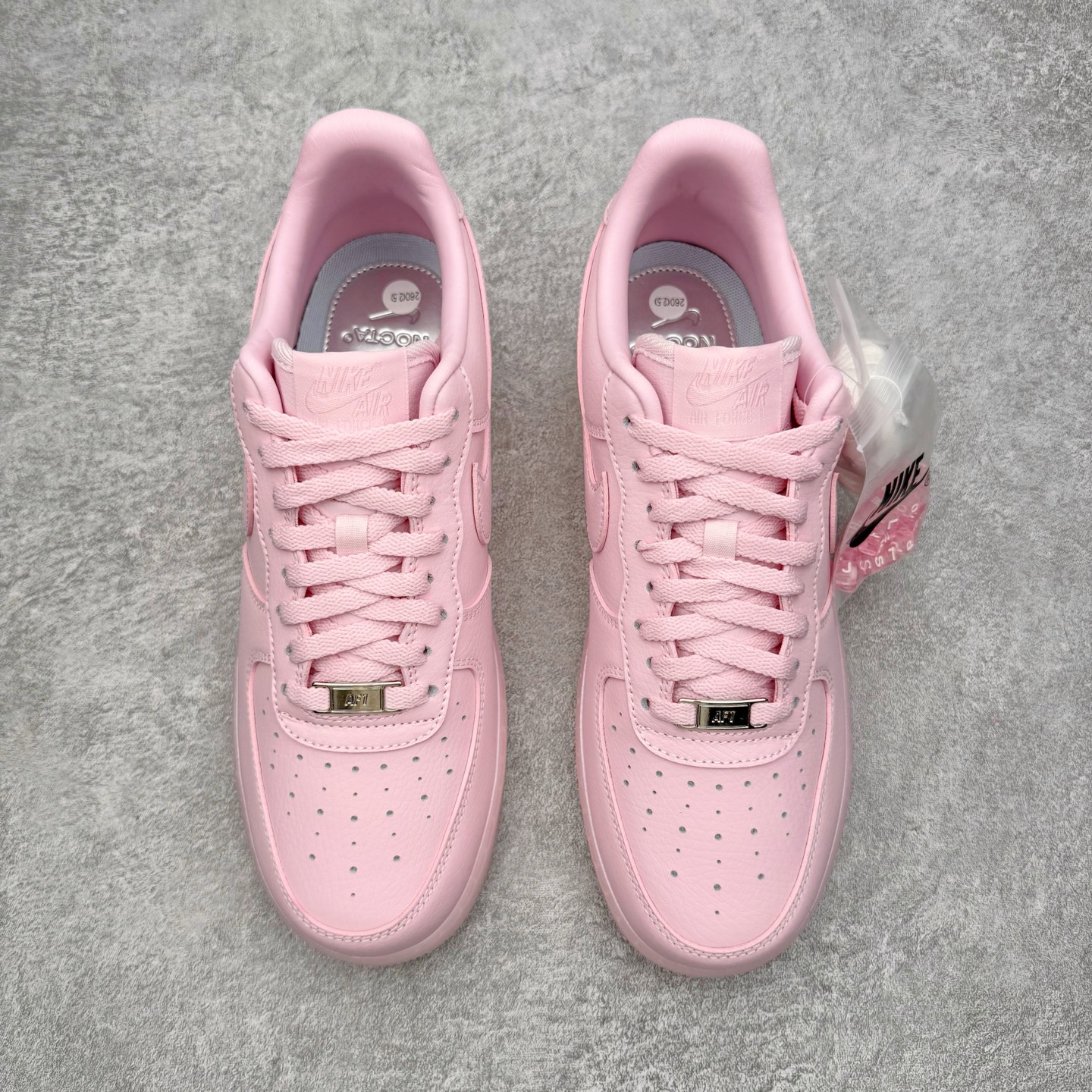 图片[2]-＃G5 NOCTA x NK Air Force 1 Low \’07 空军一号低帮经典板鞋 Drake联名粉色 CZ8065-600 独家私模大底 头层原厂皮料 原盒原配 不规则波浪大底咬花 全鞋电脑针车 工整有序 视觉效果满分 原厂拉帮手法 标准四线 密度针距针孔大小控制到位 原装反口里网布海绵 正确卡色网眼大小 新版鞋撑改用纸团代替 原厂港宝加持完美还原灵魂版型 原盒原配从里到外百分百还原 原厂全头层原厂皮料 原标原盒 内置Sole气垫 中底白色背胶 中底划线 已经无限的接近公司 原厂楦头 原厂刺绣 后跟弧度修正 独家私模最大开发到47.5 尺码：36 36.5 37.5 38 38.5 39 40 40.5 41 42 42.5 43 44 44.5 45 46 47.5-选品中心