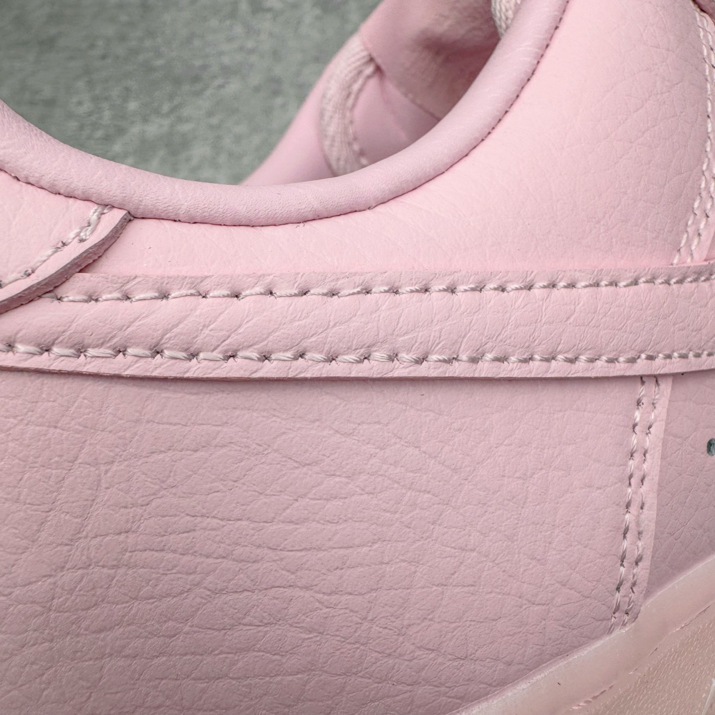 图片[21]-＃G5 NOCTA x NK Air Force 1 Low \’07 空军一号低帮经典板鞋 Drake联名粉色 CZ8065-600 独家私模大底 头层原厂皮料 原盒原配 不规则波浪大底咬花 全鞋电脑针车 工整有序 视觉效果满分 原厂拉帮手法 标准四线 密度针距针孔大小控制到位 原装反口里网布海绵 正确卡色网眼大小 新版鞋撑改用纸团代替 原厂港宝加持完美还原灵魂版型 原盒原配从里到外百分百还原 原厂全头层原厂皮料 原标原盒 内置Sole气垫 中底白色背胶 中底划线 已经无限的接近公司 原厂楦头 原厂刺绣 后跟弧度修正 独家私模最大开发到47.5 尺码：36 36.5 37.5 38 38.5 39 40 40.5 41 42 42.5 43 44 44.5 45 46 47.5-选品中心