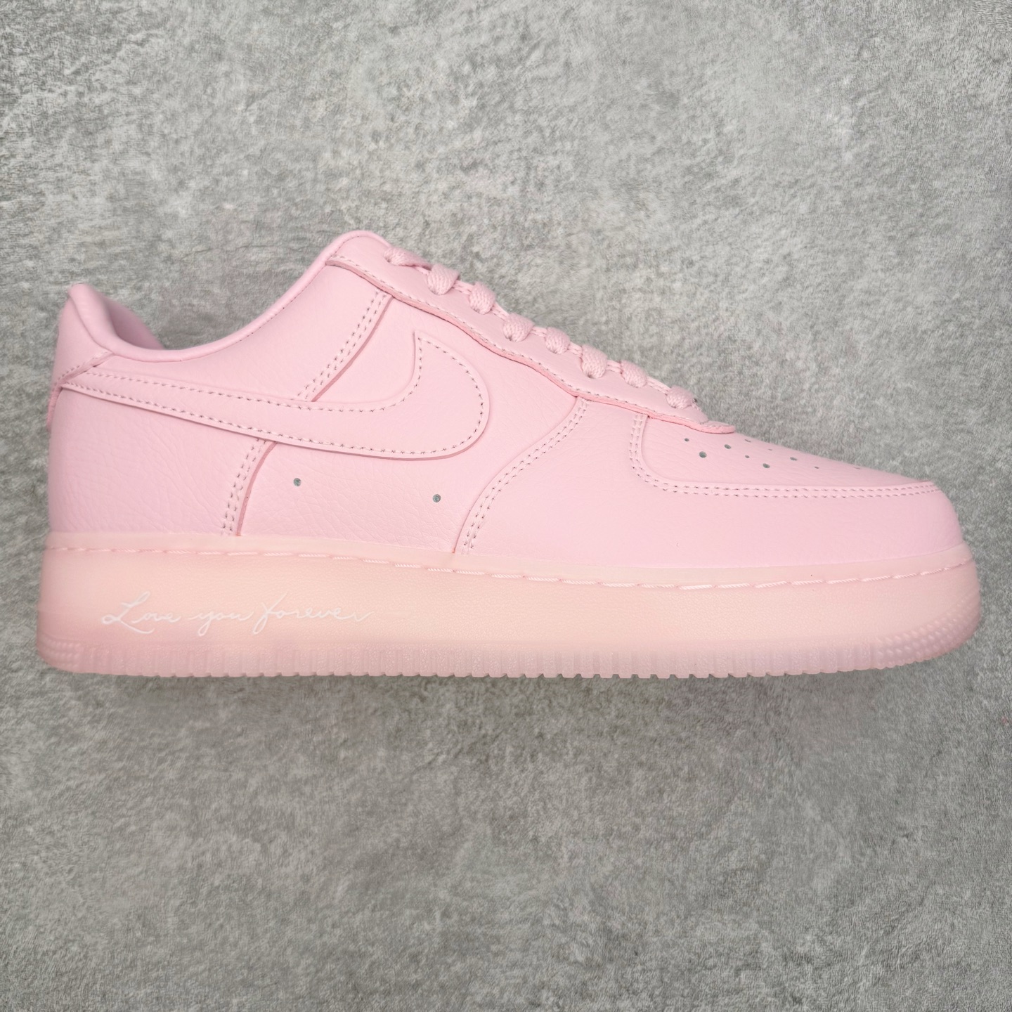＃G5 NOCTA x NK Air Force 1 Low \’07 空军一号低帮经典板鞋 Drake联名粉色 CZ8065-600 独家私模大底 头层原厂皮料 原盒原配 不规则波浪大底咬花 全鞋电脑针车 工整有序 视觉效果满分 原厂拉帮手法 标准四线 密度针距针孔大小控制到位 原装反口里网布海绵 正确卡色网眼大小 新版鞋撑改用纸团代替 原厂港宝加持完美还原灵魂版型 原盒原配从里到外百分百还原 原厂全头层原厂皮料 原标原盒 内置Sole气垫 中底白色背胶 中底划线 已经无限的接近公司 原厂楦头 原厂刺绣 后跟弧度修正 独家私模最大开发到47.5 尺码：36 36.5 37.5 38 38.5 39 40 40.5 41 42 42.5 43 44 44.5 45 46 47.5-选品中心