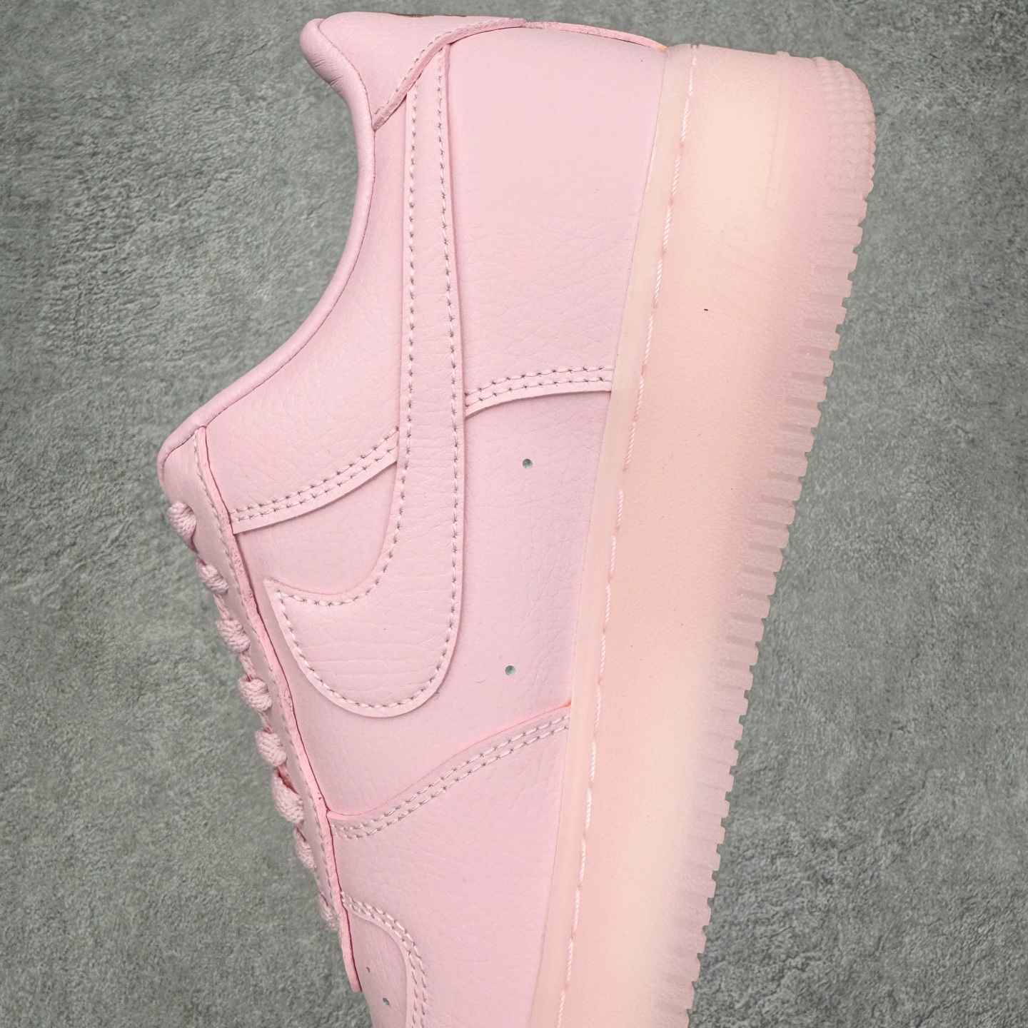 图片[7]-＃G5 NOCTA x NK Air Force 1 Low \’07 空军一号低帮经典板鞋 Drake联名粉色 CZ8065-600 独家私模大底 头层原厂皮料 原盒原配 不规则波浪大底咬花 全鞋电脑针车 工整有序 视觉效果满分 原厂拉帮手法 标准四线 密度针距针孔大小控制到位 原装反口里网布海绵 正确卡色网眼大小 新版鞋撑改用纸团代替 原厂港宝加持完美还原灵魂版型 原盒原配从里到外百分百还原 原厂全头层原厂皮料 原标原盒 内置Sole气垫 中底白色背胶 中底划线 已经无限的接近公司 原厂楦头 原厂刺绣 后跟弧度修正 独家私模最大开发到47.5 尺码：36 36.5 37.5 38 38.5 39 40 40.5 41 42 42.5 43 44 44.5 45 46 47.5-选品中心