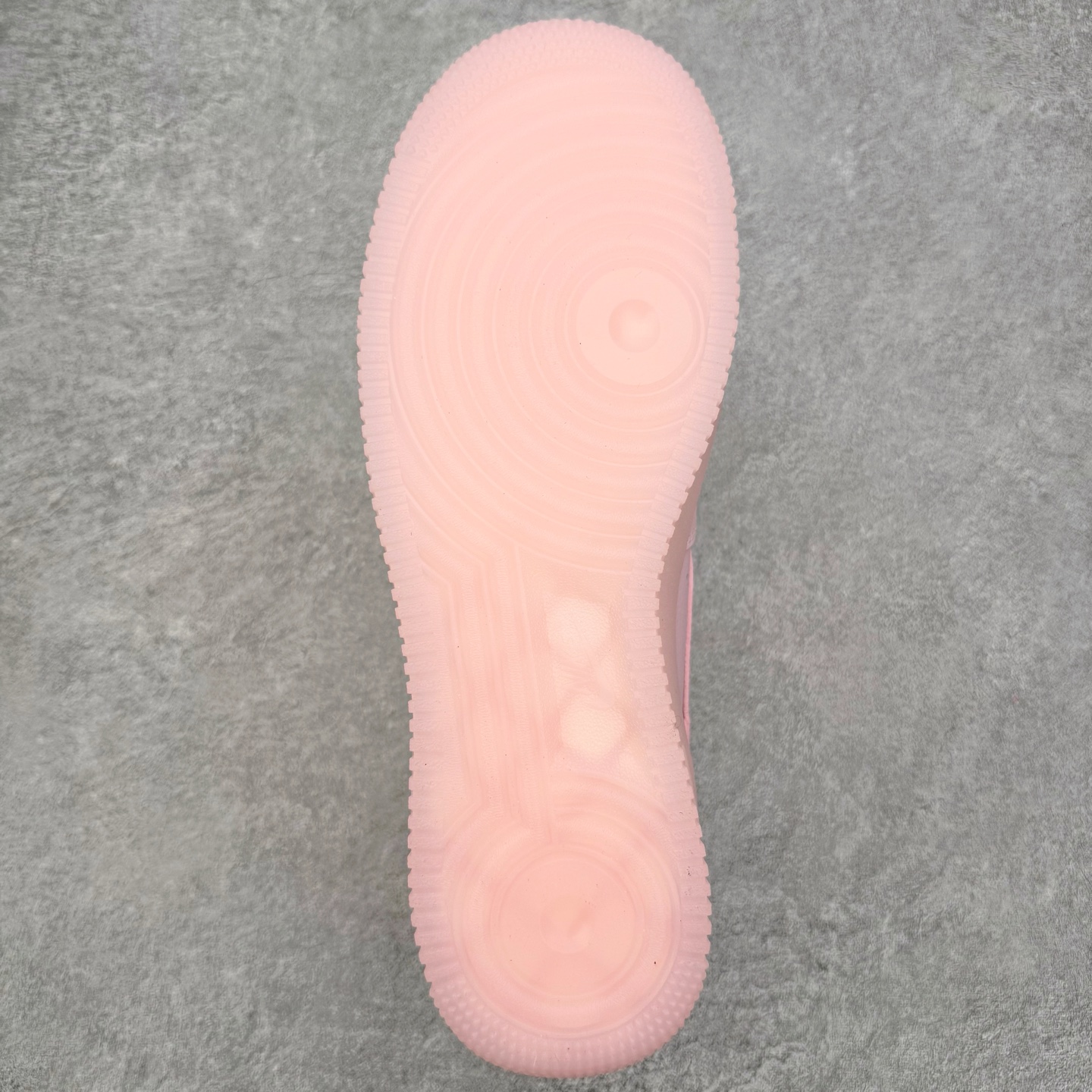 图片[9]-＃G5 NOCTA x NK Air Force 1 Low \’07 空军一号低帮经典板鞋 Drake联名粉色 CZ8065-600 独家私模大底 头层原厂皮料 原盒原配 不规则波浪大底咬花 全鞋电脑针车 工整有序 视觉效果满分 原厂拉帮手法 标准四线 密度针距针孔大小控制到位 原装反口里网布海绵 正确卡色网眼大小 新版鞋撑改用纸团代替 原厂港宝加持完美还原灵魂版型 原盒原配从里到外百分百还原 原厂全头层原厂皮料 原标原盒 内置Sole气垫 中底白色背胶 中底划线 已经无限的接近公司 原厂楦头 原厂刺绣 后跟弧度修正 独家私模最大开发到47.5 尺码：36 36.5 37.5 38 38.5 39 40 40.5 41 42 42.5 43 44 44.5 45 46 47.5-选品中心