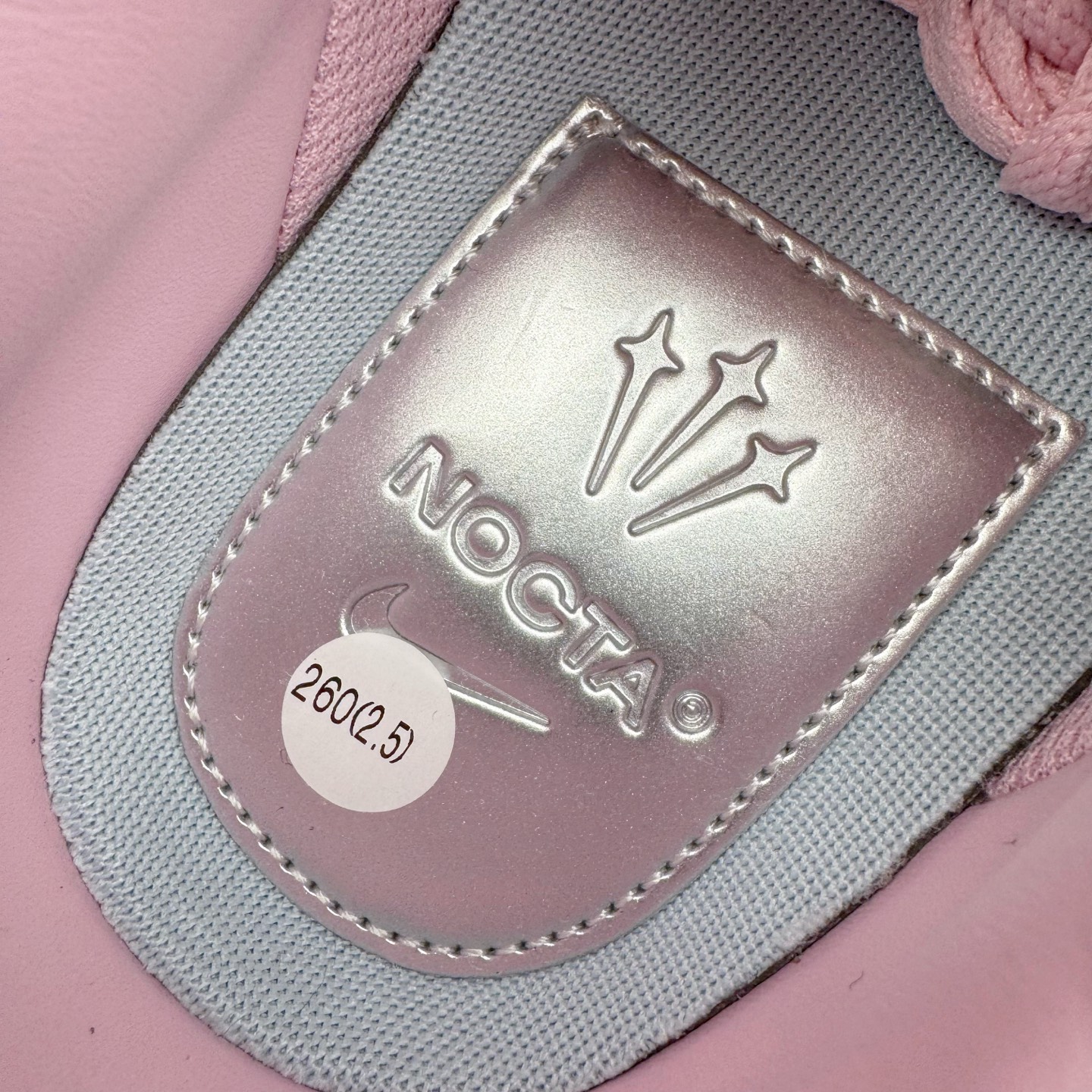 图片[15]-＃G5 NOCTA x NK Air Force 1 Low \’07 空军一号低帮经典板鞋 Drake联名粉色 CZ8065-600 独家私模大底 头层原厂皮料 原盒原配 不规则波浪大底咬花 全鞋电脑针车 工整有序 视觉效果满分 原厂拉帮手法 标准四线 密度针距针孔大小控制到位 原装反口里网布海绵 正确卡色网眼大小 新版鞋撑改用纸团代替 原厂港宝加持完美还原灵魂版型 原盒原配从里到外百分百还原 原厂全头层原厂皮料 原标原盒 内置Sole气垫 中底白色背胶 中底划线 已经无限的接近公司 原厂楦头 原厂刺绣 后跟弧度修正 独家私模最大开发到47.5 尺码：36 36.5 37.5 38 38.5 39 40 40.5 41 42 42.5 43 44 44.5 45 46 47.5-选品中心