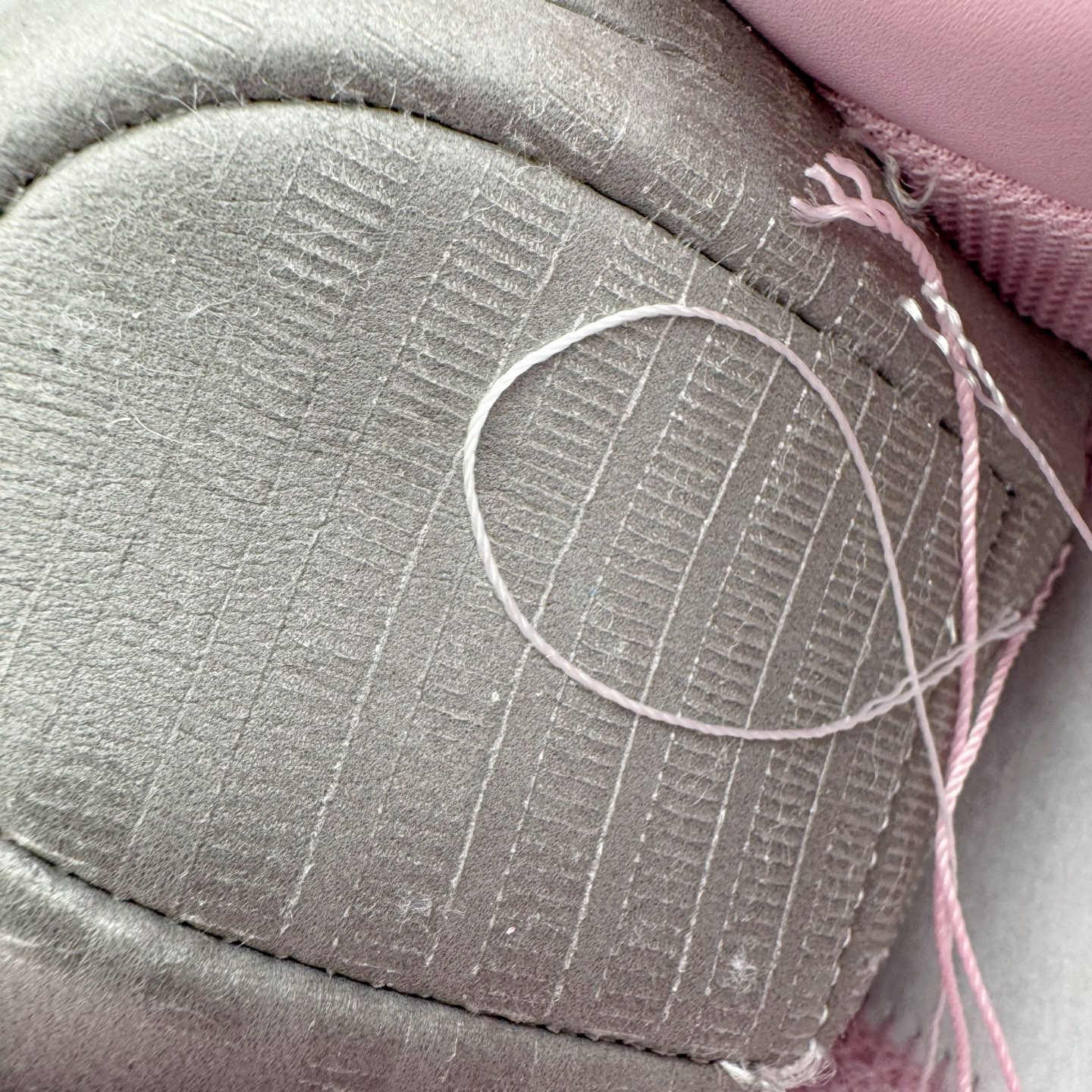 图片[12]-＃G5 NOCTA x NK Air Force 1 Low \’07 空军一号低帮经典板鞋 Drake联名粉色 CZ8065-600 独家私模大底 头层原厂皮料 原盒原配 不规则波浪大底咬花 全鞋电脑针车 工整有序 视觉效果满分 原厂拉帮手法 标准四线 密度针距针孔大小控制到位 原装反口里网布海绵 正确卡色网眼大小 新版鞋撑改用纸团代替 原厂港宝加持完美还原灵魂版型 原盒原配从里到外百分百还原 原厂全头层原厂皮料 原标原盒 内置Sole气垫 中底白色背胶 中底划线 已经无限的接近公司 原厂楦头 原厂刺绣 后跟弧度修正 独家私模最大开发到47.5 尺码：36 36.5 37.5 38 38.5 39 40 40.5 41 42 42.5 43 44 44.5 45 46 47.5-选品中心