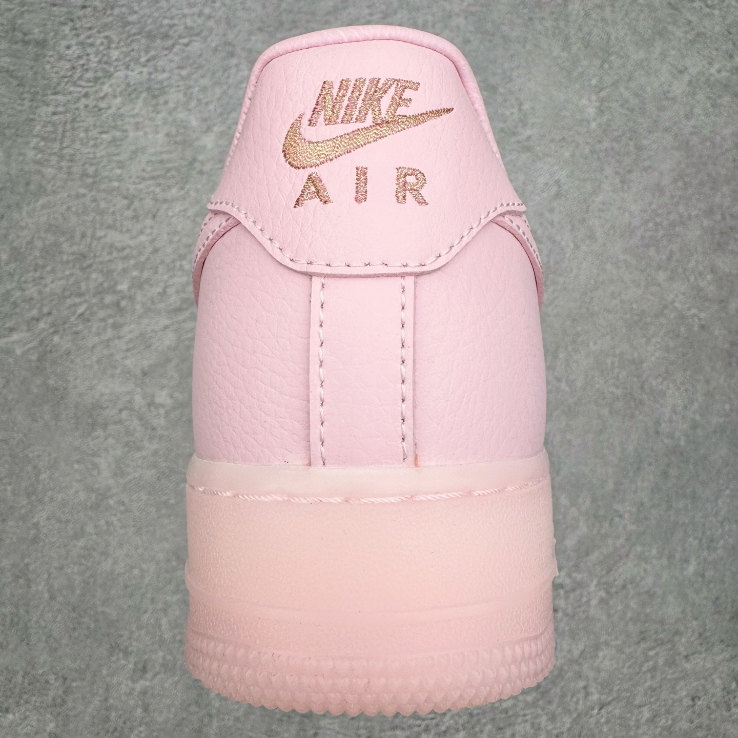 图片[8]-＃G5 NOCTA x NK Air Force 1 Low \’07 空军一号低帮经典板鞋 Drake联名粉色 CZ8065-600 独家私模大底 头层原厂皮料 原盒原配 不规则波浪大底咬花 全鞋电脑针车 工整有序 视觉效果满分 原厂拉帮手法 标准四线 密度针距针孔大小控制到位 原装反口里网布海绵 正确卡色网眼大小 新版鞋撑改用纸团代替 原厂港宝加持完美还原灵魂版型 原盒原配从里到外百分百还原 原厂全头层原厂皮料 原标原盒 内置Sole气垫 中底白色背胶 中底划线 已经无限的接近公司 原厂楦头 原厂刺绣 后跟弧度修正 独家私模最大开发到47.5 尺码：36 36.5 37.5 38 38.5 39 40 40.5 41 42 42.5 43 44 44.5 45 46 47.5-选品中心