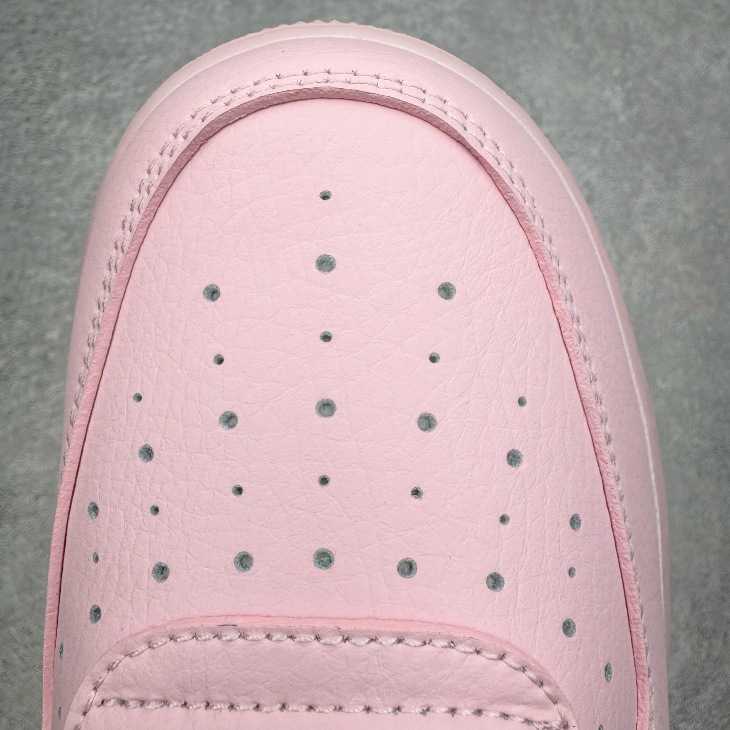 图片[19]-＃G5 NOCTA x NK Air Force 1 Low \’07 空军一号低帮经典板鞋 Drake联名粉色 CZ8065-600 独家私模大底 头层原厂皮料 原盒原配 不规则波浪大底咬花 全鞋电脑针车 工整有序 视觉效果满分 原厂拉帮手法 标准四线 密度针距针孔大小控制到位 原装反口里网布海绵 正确卡色网眼大小 新版鞋撑改用纸团代替 原厂港宝加持完美还原灵魂版型 原盒原配从里到外百分百还原 原厂全头层原厂皮料 原标原盒 内置Sole气垫 中底白色背胶 中底划线 已经无限的接近公司 原厂楦头 原厂刺绣 后跟弧度修正 独家私模最大开发到47.5 尺码：36 36.5 37.5 38 38.5 39 40 40.5 41 42 42.5 43 44 44.5 45 46 47.5-选品中心