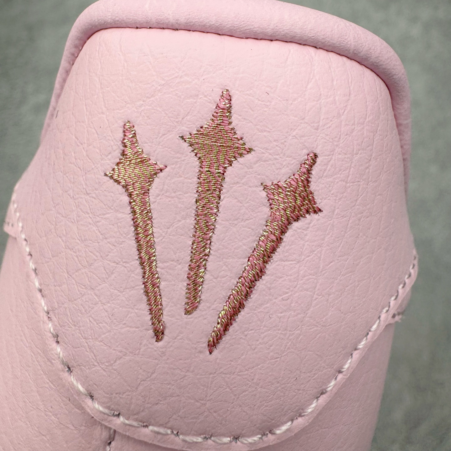 图片[11]-＃G5 NOCTA x NK Air Force 1 Low \’07 空军一号低帮经典板鞋 Drake联名粉色 CZ8065-600 独家私模大底 头层原厂皮料 原盒原配 不规则波浪大底咬花 全鞋电脑针车 工整有序 视觉效果满分 原厂拉帮手法 标准四线 密度针距针孔大小控制到位 原装反口里网布海绵 正确卡色网眼大小 新版鞋撑改用纸团代替 原厂港宝加持完美还原灵魂版型 原盒原配从里到外百分百还原 原厂全头层原厂皮料 原标原盒 内置Sole气垫 中底白色背胶 中底划线 已经无限的接近公司 原厂楦头 原厂刺绣 后跟弧度修正 独家私模最大开发到47.5 尺码：36 36.5 37.5 38 38.5 39 40 40.5 41 42 42.5 43 44 44.5 45 46 47.5-选品中心