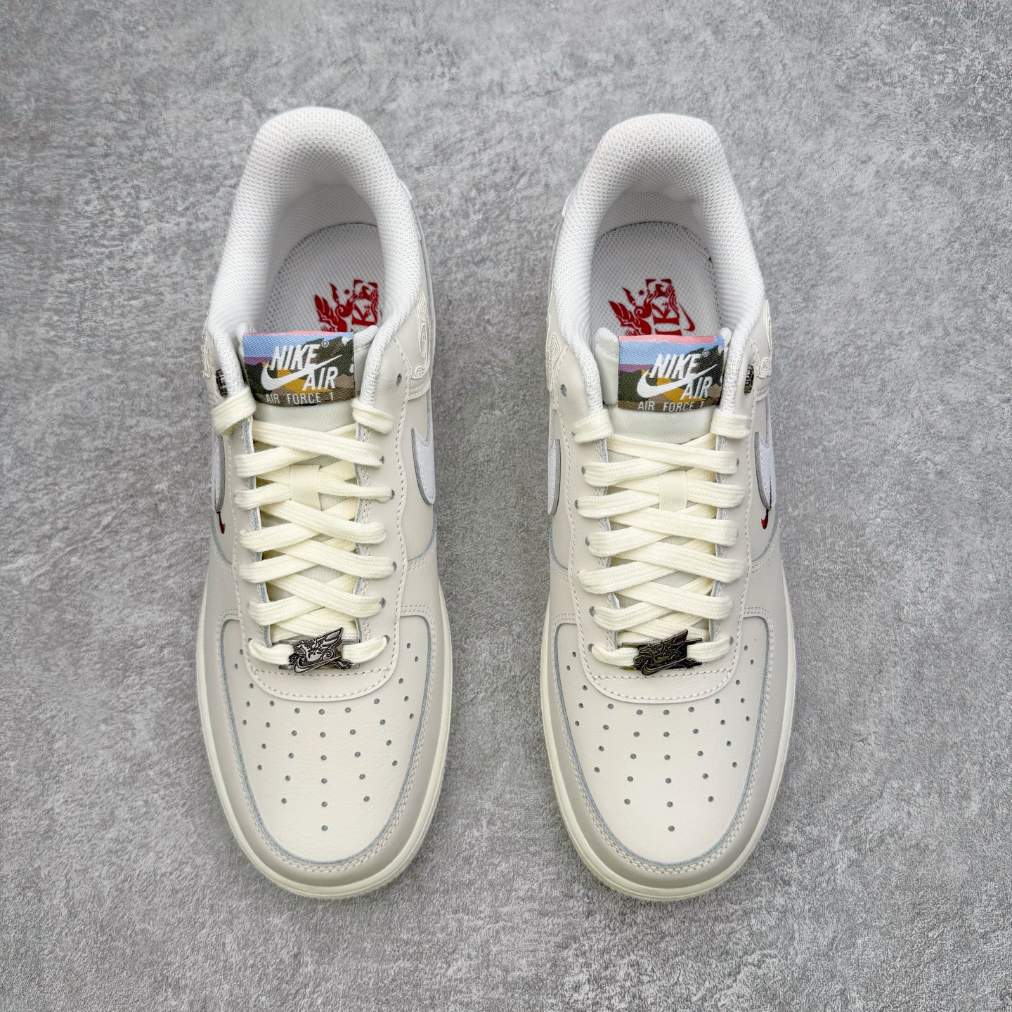 图片[2]-＃纯原 NK Air Force 1 Low \’07 空军一号低帮经典板鞋 CNY马年限定 IQ1119-011 大厂出品 同步官方全新版本 不规则波浪大底咬花 全鞋电脑针车 工整有序 视觉效果满分 原厂拉帮手法 标准四线 密度针距针孔大小控制到位 原装反口里网布海绵 正确卡色网眼大小 新版鞋撑改用纸团代替 原厂港宝加持完美还原灵魂版型 原盒原配从里到外百分百还原 原厂全头层原厂皮料 原标原盒 内置Sole气垫 中底白色背胶 中底划线 已经无限的接近公司 原厂楦头 原厂刺绣 后跟弧度修正 独家私模 尺码：35.5 36 36.5 37.5 38 38.5 39 40 40.5 41 42 42.5 43 44 44.5 45 46-选品中心