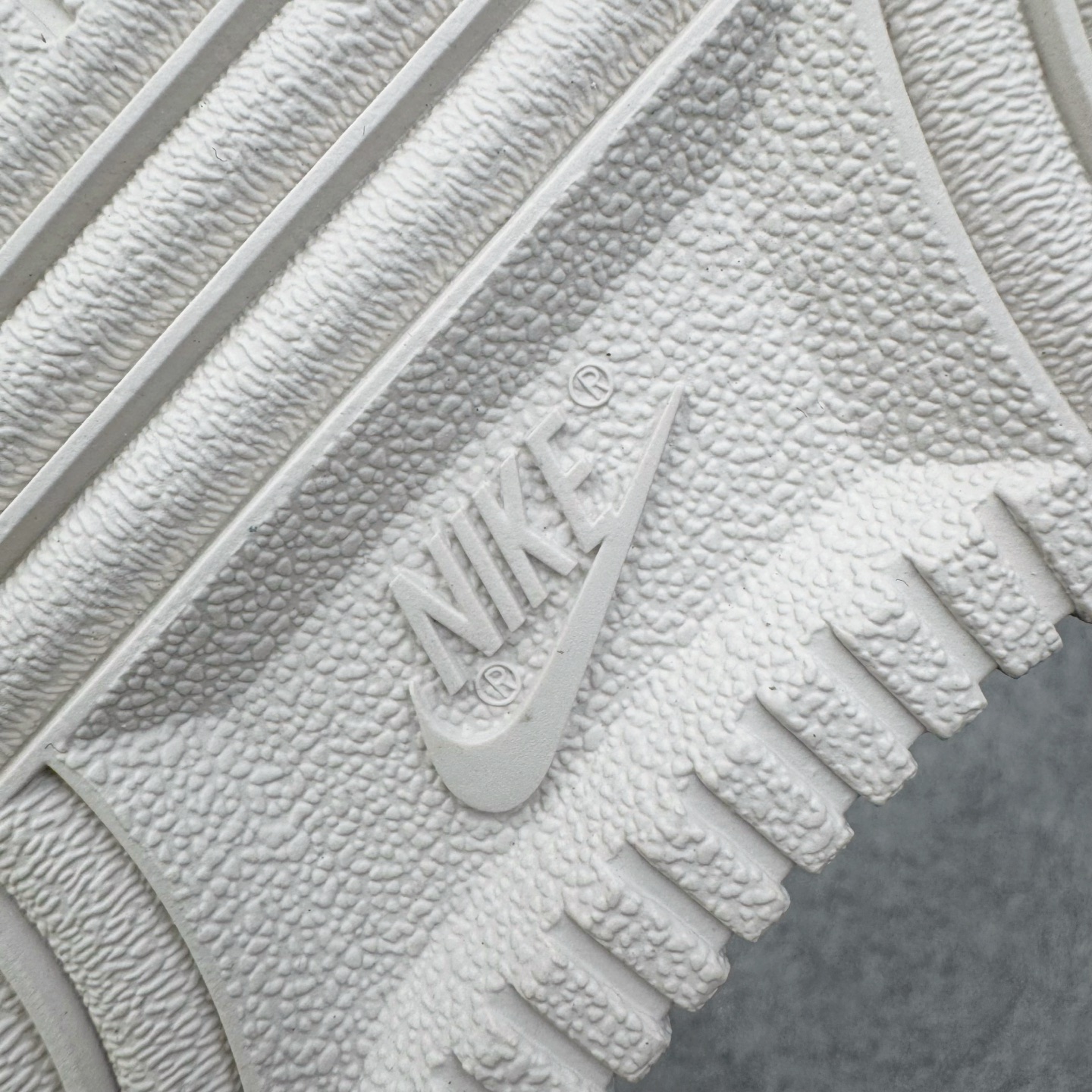 图片[18]-＃纯原 NK Air Force 1 Low \’07 空军一号低帮经典板鞋 CNY马年限定 IQ1119-011 大厂出品 同步官方全新版本 不规则波浪大底咬花 全鞋电脑针车 工整有序 视觉效果满分 原厂拉帮手法 标准四线 密度针距针孔大小控制到位 原装反口里网布海绵 正确卡色网眼大小 新版鞋撑改用纸团代替 原厂港宝加持完美还原灵魂版型 原盒原配从里到外百分百还原 原厂全头层原厂皮料 原标原盒 内置Sole气垫 中底白色背胶 中底划线 已经无限的接近公司 原厂楦头 原厂刺绣 后跟弧度修正 独家私模 尺码：35.5 36 36.5 37.5 38 38.5 39 40 40.5 41 42 42.5 43 44 44.5 45 46-选品中心