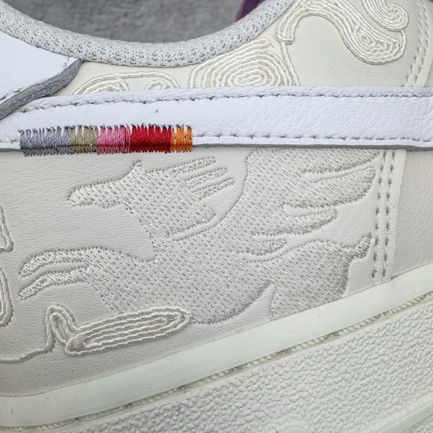 图片[16]-＃纯原 NK Air Force 1 Low \’07 空军一号低帮经典板鞋 CNY马年限定 IQ1119-011 大厂出品 同步官方全新版本 不规则波浪大底咬花 全鞋电脑针车 工整有序 视觉效果满分 原厂拉帮手法 标准四线 密度针距针孔大小控制到位 原装反口里网布海绵 正确卡色网眼大小 新版鞋撑改用纸团代替 原厂港宝加持完美还原灵魂版型 原盒原配从里到外百分百还原 原厂全头层原厂皮料 原标原盒 内置Sole气垫 中底白色背胶 中底划线 已经无限的接近公司 原厂楦头 原厂刺绣 后跟弧度修正 独家私模 尺码：35.5 36 36.5 37.5 38 38.5 39 40 40.5 41 42 42.5 43 44 44.5 45 46-选品中心