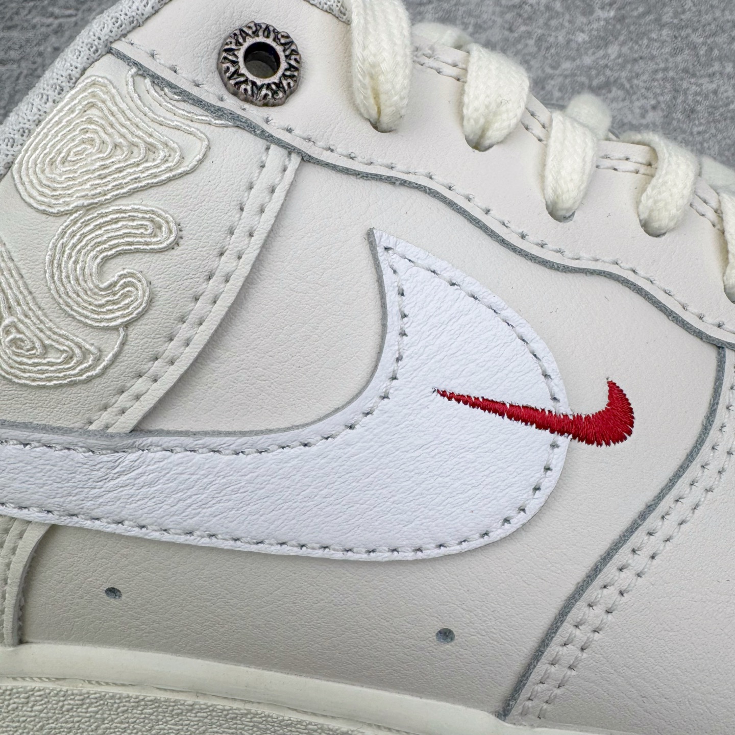 图片[15]-＃纯原 NK Air Force 1 Low \’07 空军一号低帮经典板鞋 CNY马年限定 IQ1119-011 大厂出品 同步官方全新版本 不规则波浪大底咬花 全鞋电脑针车 工整有序 视觉效果满分 原厂拉帮手法 标准四线 密度针距针孔大小控制到位 原装反口里网布海绵 正确卡色网眼大小 新版鞋撑改用纸团代替 原厂港宝加持完美还原灵魂版型 原盒原配从里到外百分百还原 原厂全头层原厂皮料 原标原盒 内置Sole气垫 中底白色背胶 中底划线 已经无限的接近公司 原厂楦头 原厂刺绣 后跟弧度修正 独家私模 尺码：35.5 36 36.5 37.5 38 38.5 39 40 40.5 41 42 42.5 43 44 44.5 45 46-选品中心