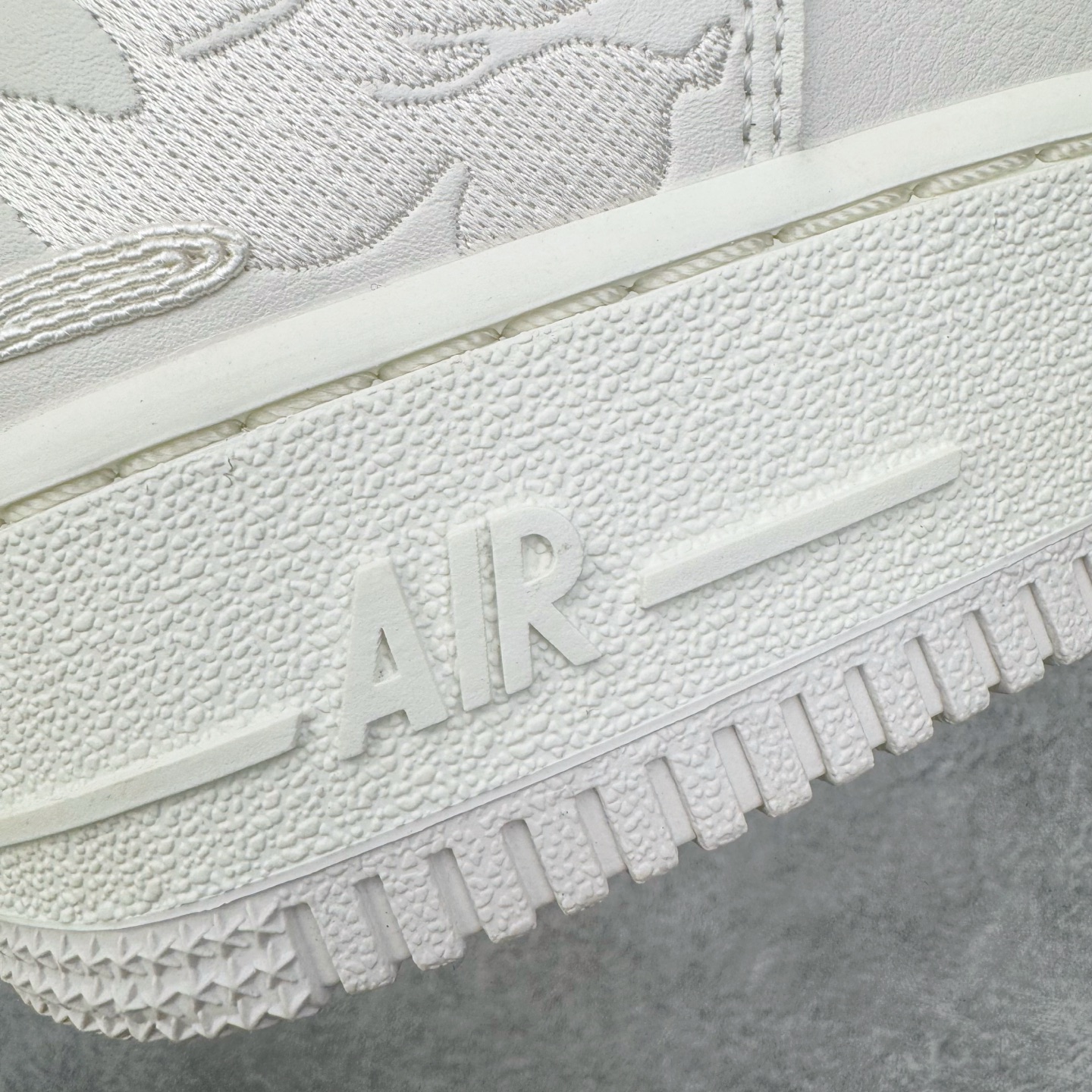 图片[17]-＃纯原 NK Air Force 1 Low \’07 空军一号低帮经典板鞋 CNY马年限定 IQ1119-011 大厂出品 同步官方全新版本 不规则波浪大底咬花 全鞋电脑针车 工整有序 视觉效果满分 原厂拉帮手法 标准四线 密度针距针孔大小控制到位 原装反口里网布海绵 正确卡色网眼大小 新版鞋撑改用纸团代替 原厂港宝加持完美还原灵魂版型 原盒原配从里到外百分百还原 原厂全头层原厂皮料 原标原盒 内置Sole气垫 中底白色背胶 中底划线 已经无限的接近公司 原厂楦头 原厂刺绣 后跟弧度修正 独家私模 尺码：35.5 36 36.5 37.5 38 38.5 39 40 40.5 41 42 42.5 43 44 44.5 45 46-选品中心