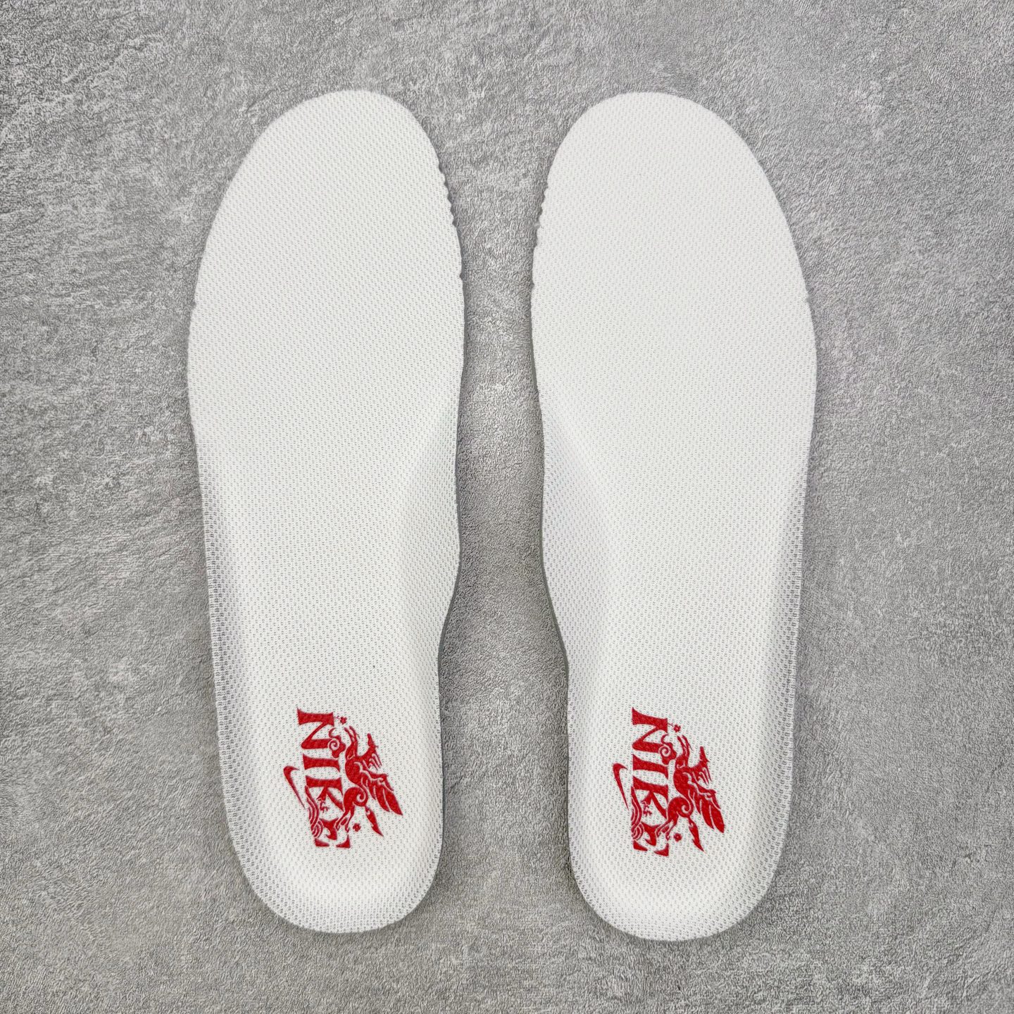 图片[22]-＃纯原 NK Air Force 1 Low \’07 空军一号低帮经典板鞋 CNY马年限定 IQ1119-011 大厂出品 同步官方全新版本 不规则波浪大底咬花 全鞋电脑针车 工整有序 视觉效果满分 原厂拉帮手法 标准四线 密度针距针孔大小控制到位 原装反口里网布海绵 正确卡色网眼大小 新版鞋撑改用纸团代替 原厂港宝加持完美还原灵魂版型 原盒原配从里到外百分百还原 原厂全头层原厂皮料 原标原盒 内置Sole气垫 中底白色背胶 中底划线 已经无限的接近公司 原厂楦头 原厂刺绣 后跟弧度修正 独家私模 尺码：35.5 36 36.5 37.5 38 38.5 39 40 40.5 41 42 42.5 43 44 44.5 45 46-选品中心