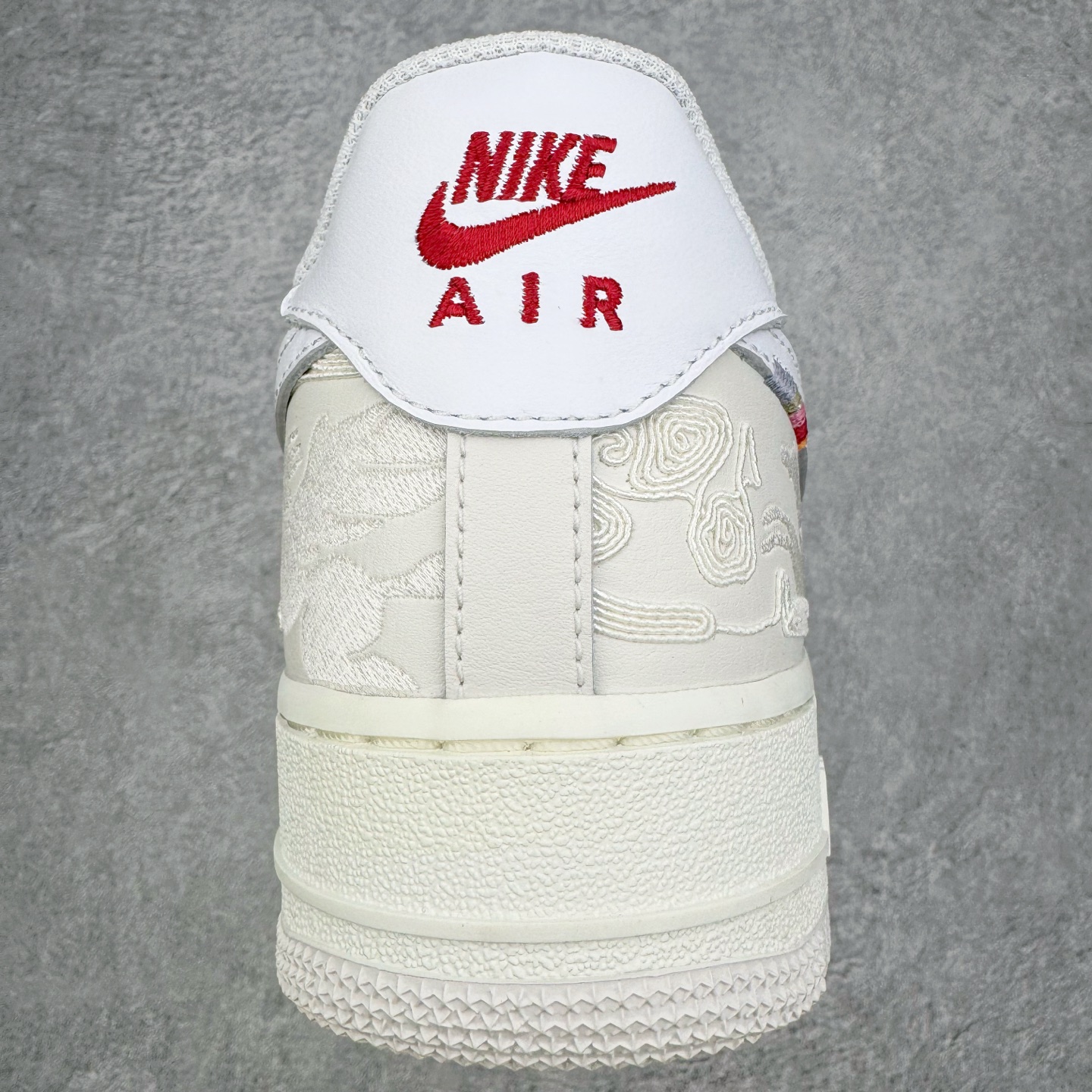 图片[8]-＃纯原 NK Air Force 1 Low \’07 空军一号低帮经典板鞋 CNY马年限定 IQ1119-011 大厂出品 同步官方全新版本 不规则波浪大底咬花 全鞋电脑针车 工整有序 视觉效果满分 原厂拉帮手法 标准四线 密度针距针孔大小控制到位 原装反口里网布海绵 正确卡色网眼大小 新版鞋撑改用纸团代替 原厂港宝加持完美还原灵魂版型 原盒原配从里到外百分百还原 原厂全头层原厂皮料 原标原盒 内置Sole气垫 中底白色背胶 中底划线 已经无限的接近公司 原厂楦头 原厂刺绣 后跟弧度修正 独家私模 尺码：35.5 36 36.5 37.5 38 38.5 39 40 40.5 41 42 42.5 43 44 44.5 45 46-选品中心